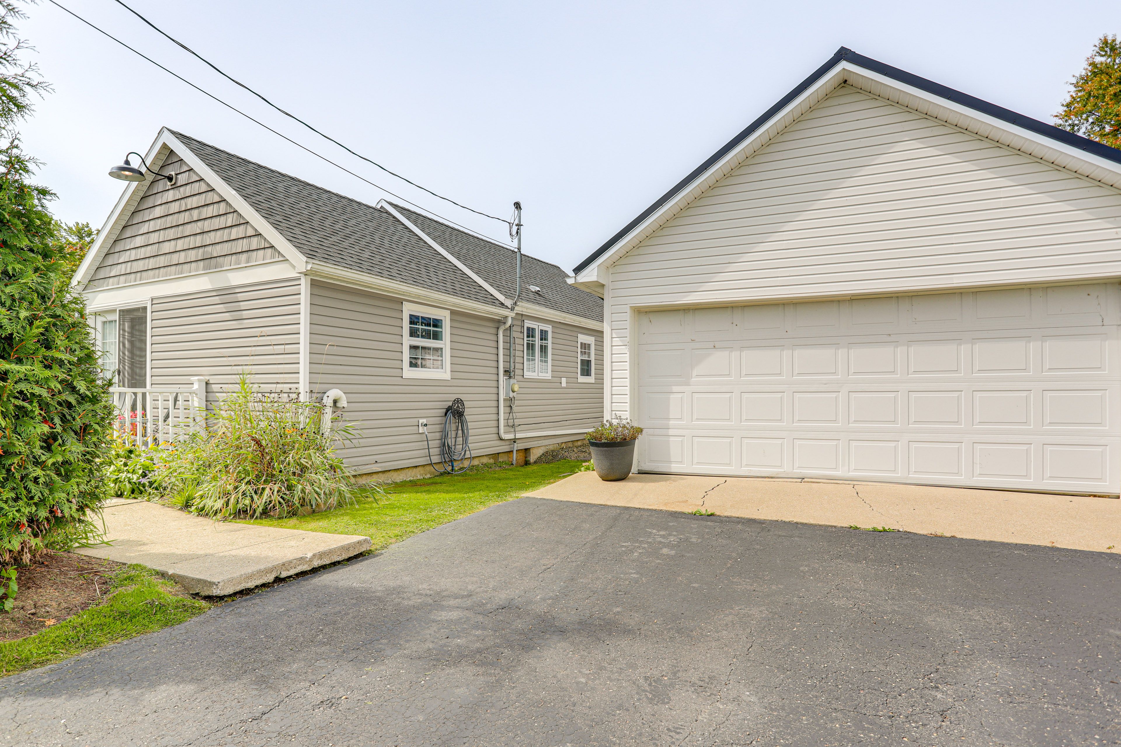 Exterior | Driveway (4 Vehicles)