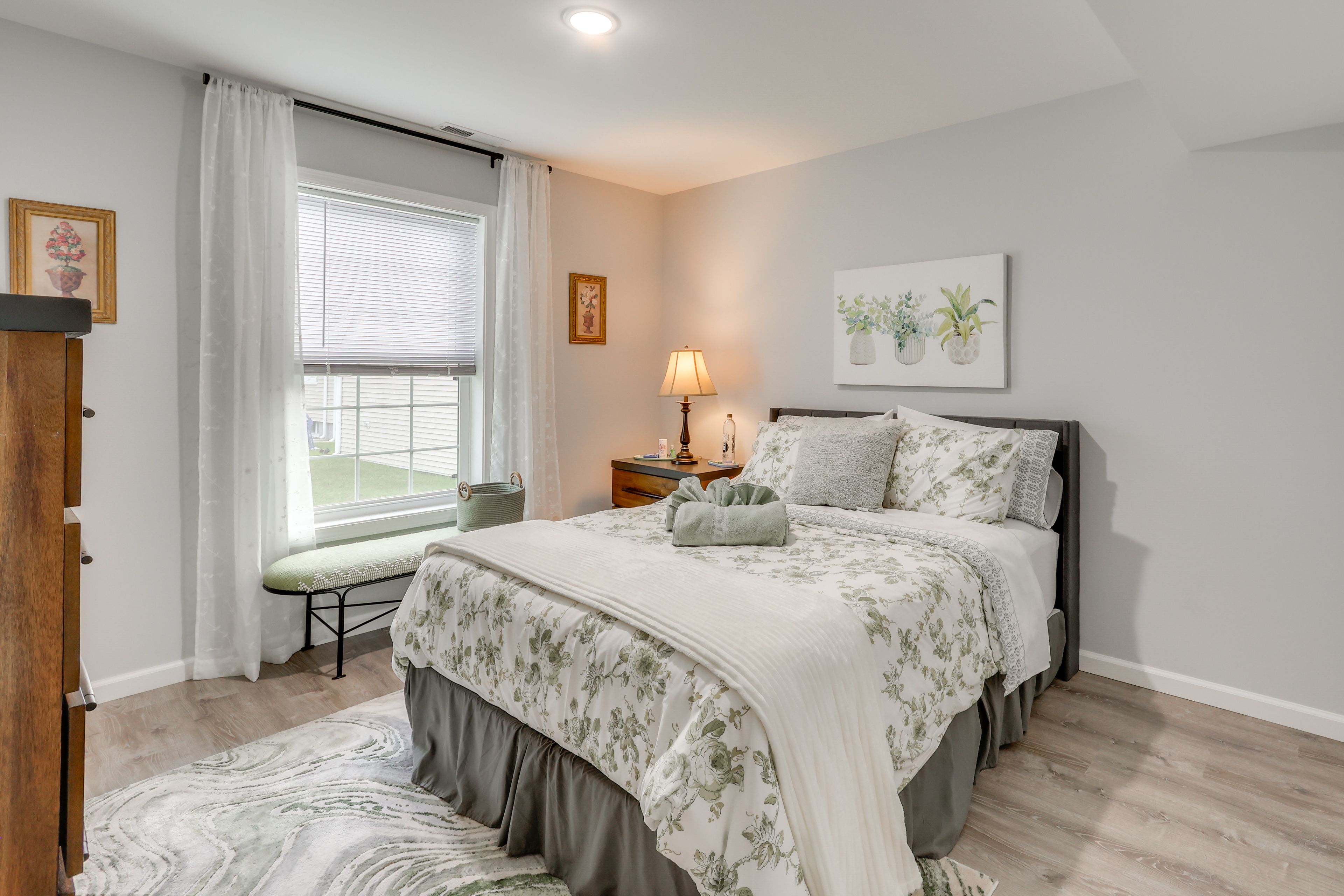 Bedroom 2 | Queen Bed