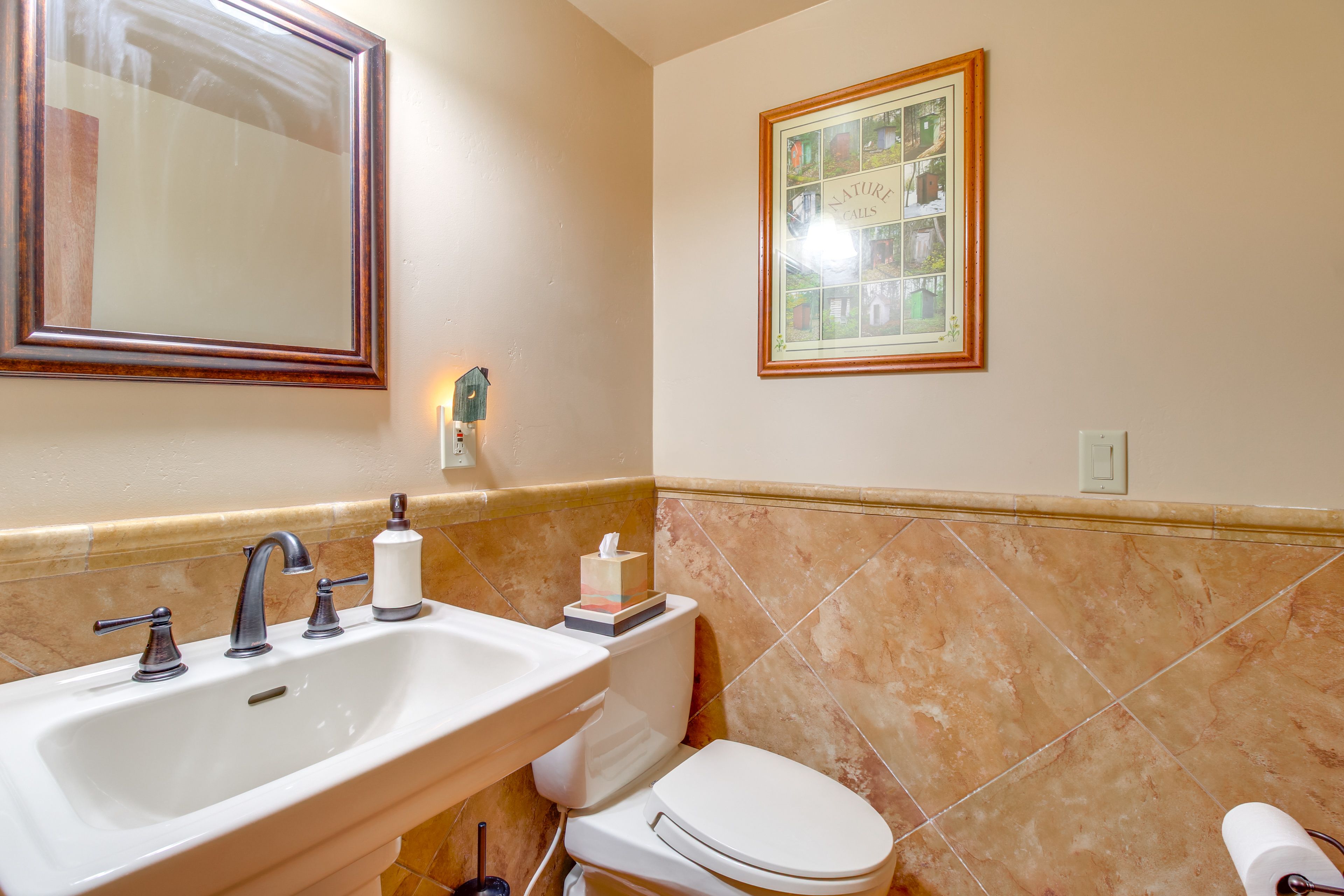 Half Bathroom | 1st Floor | Towels Provided