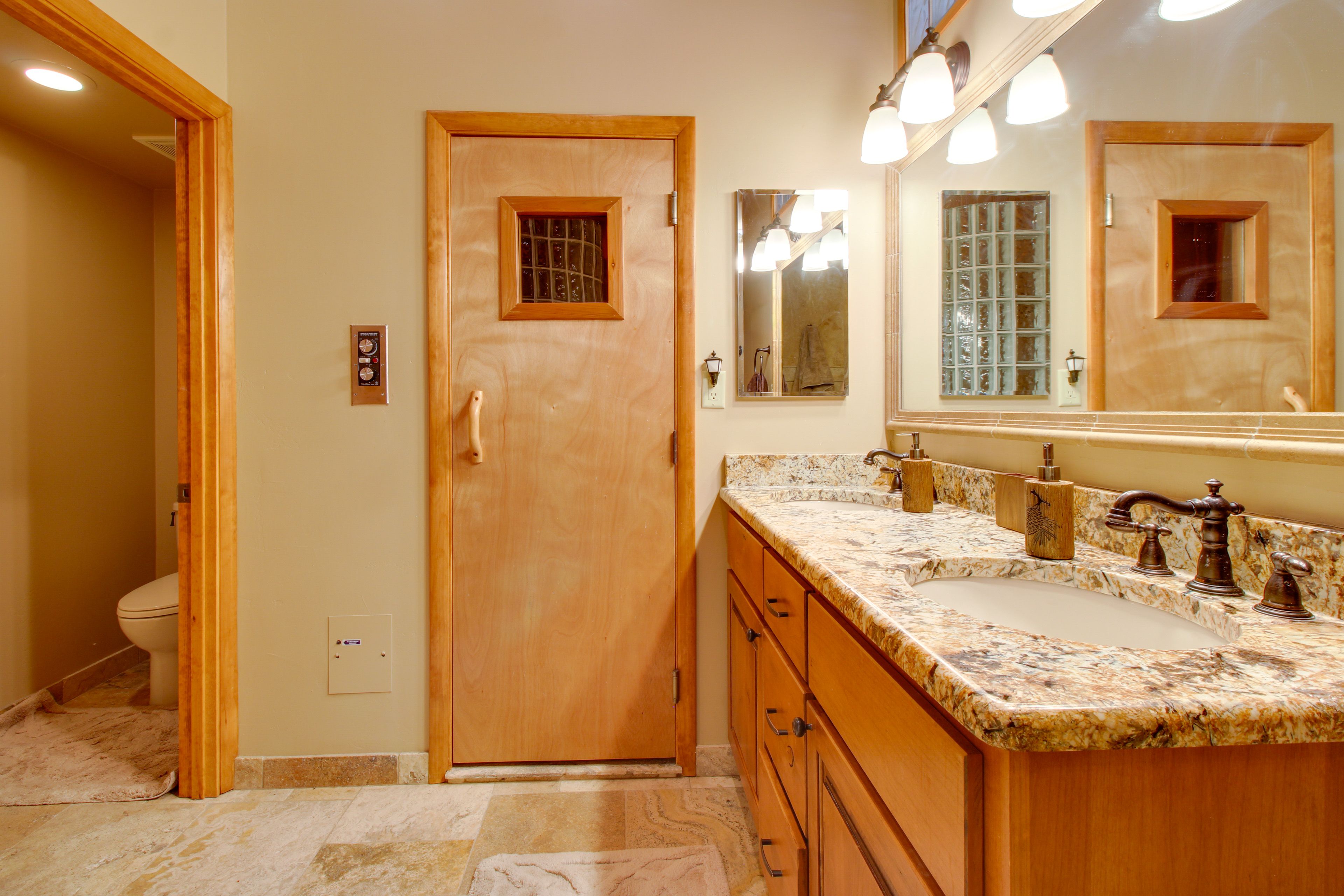 Full Bathroom | 2nd Floor | Towels Provided