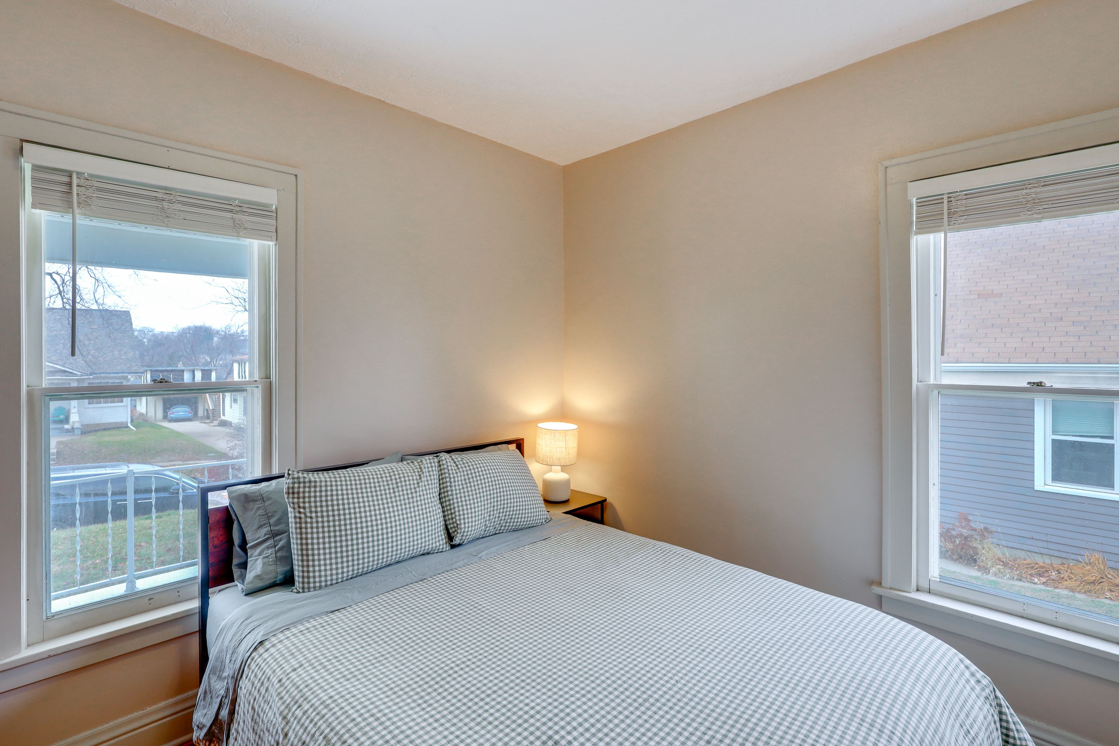 Bedroom 1 | Queen Bed | Linens | 1st Floor