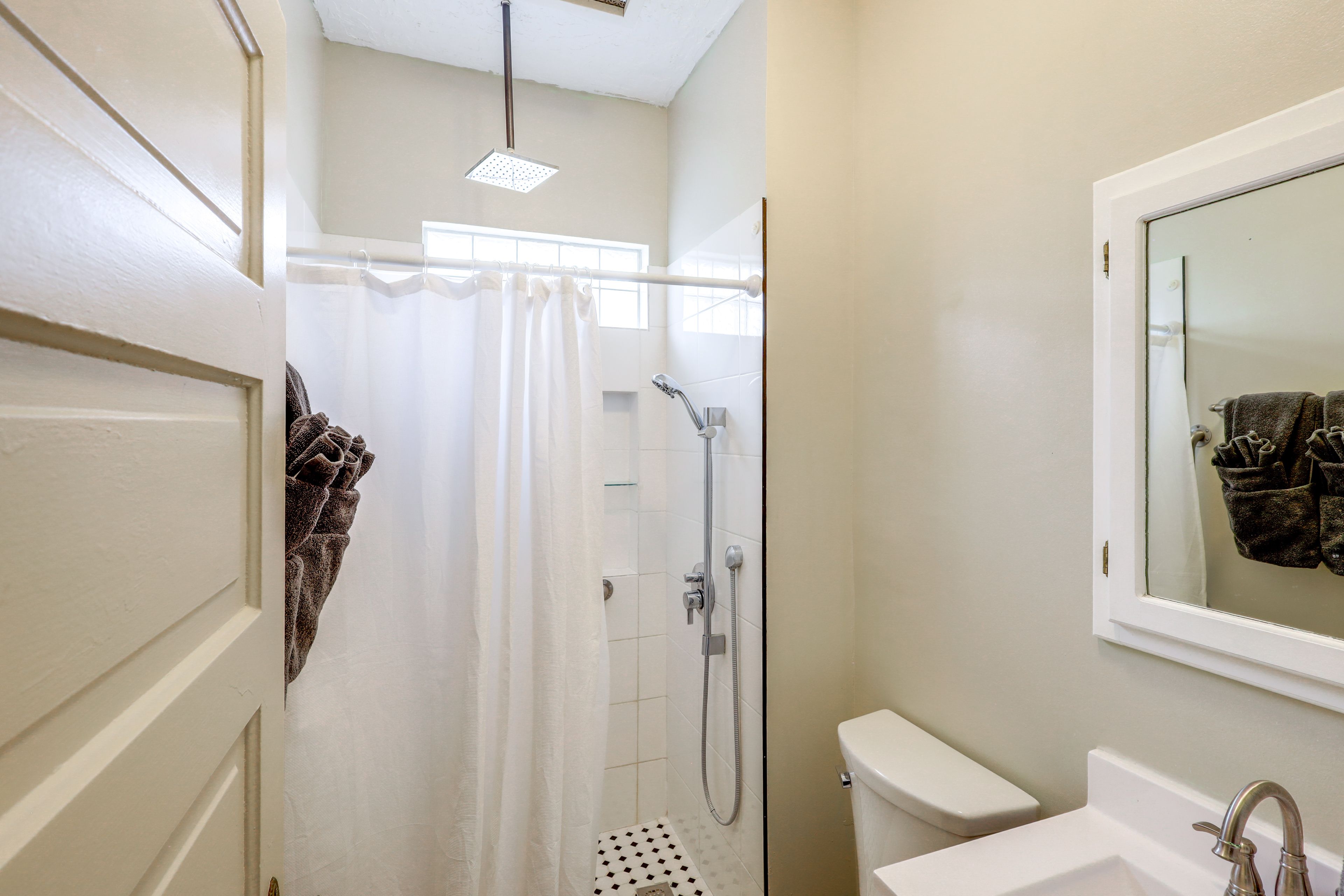 Full Bath | Towels | Hair Dryer | 1st Floor