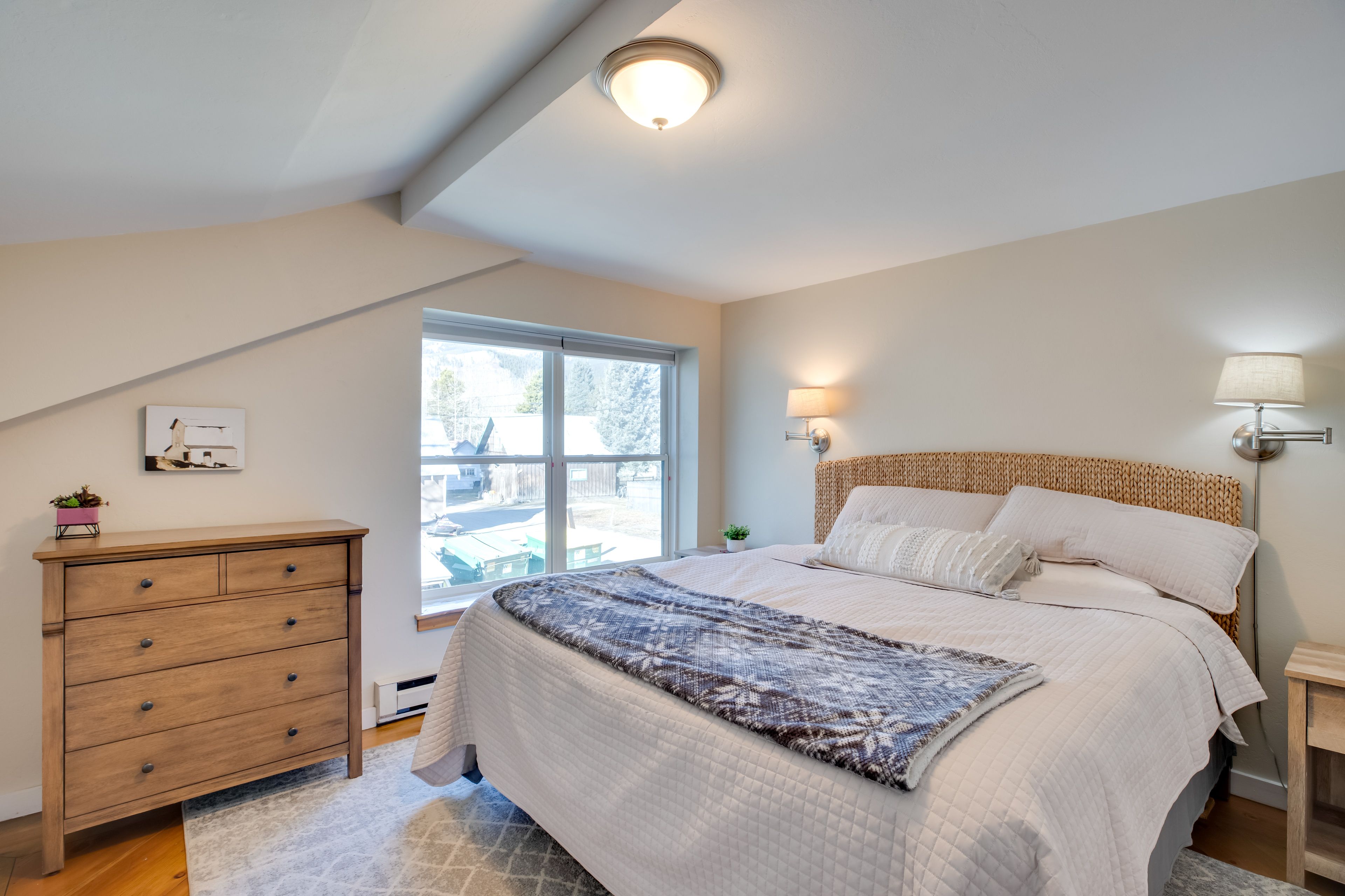 Bedroom | King Bed | Free WiFi