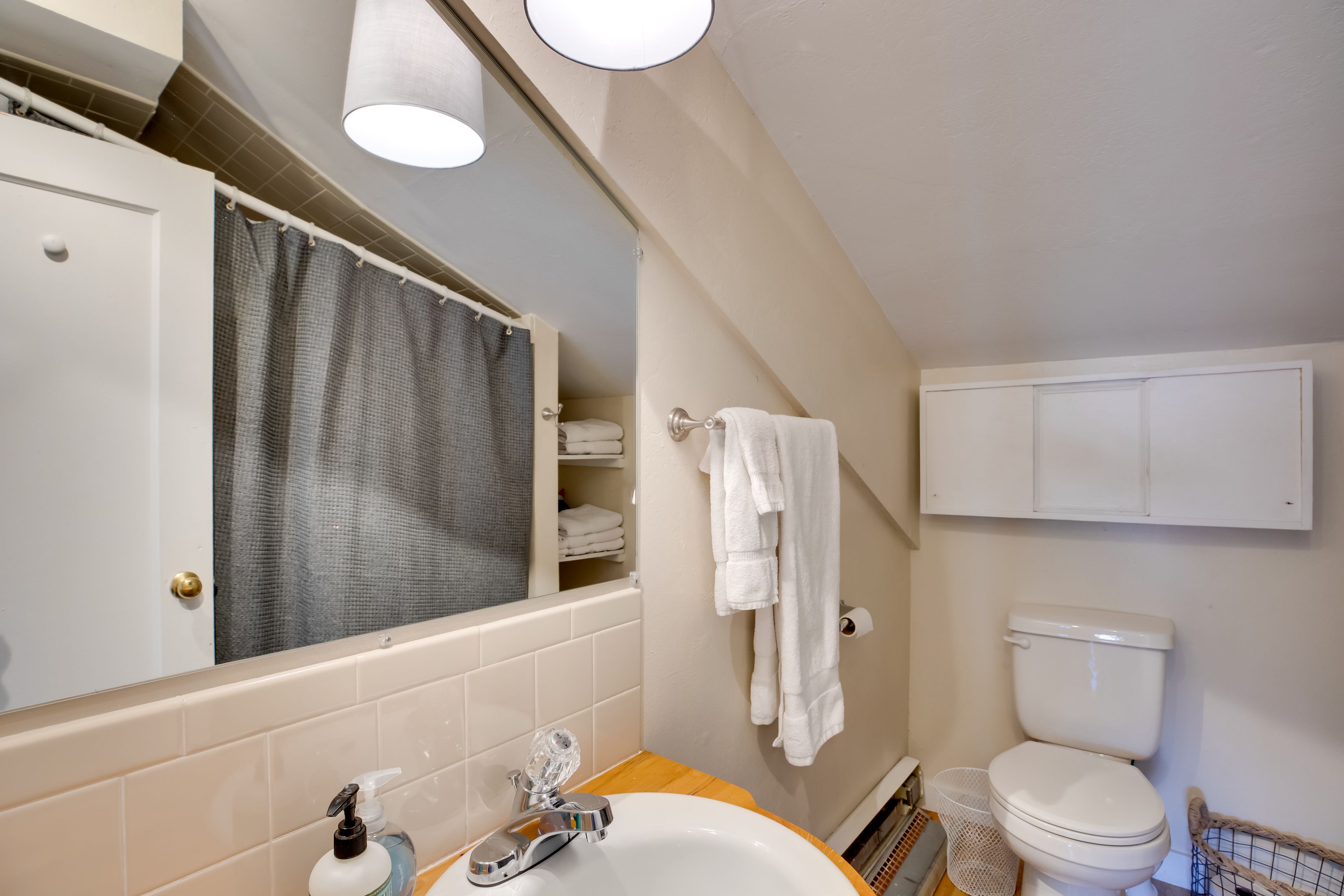 Bathroom | Bathtub/Shower | Towels Provided