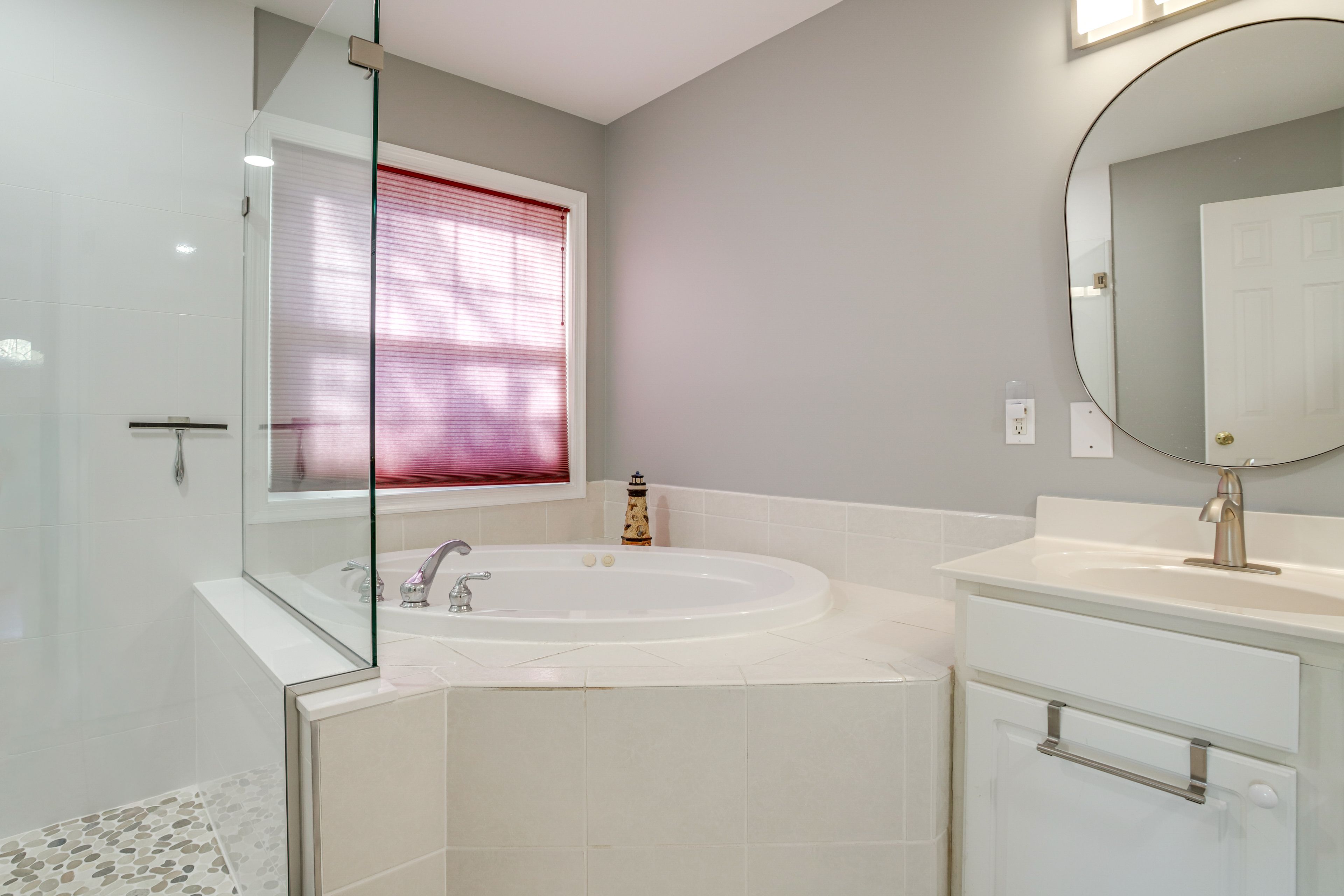 Full Bathroom | Complimentary Toiletries | Towels Provided | 1st Floor