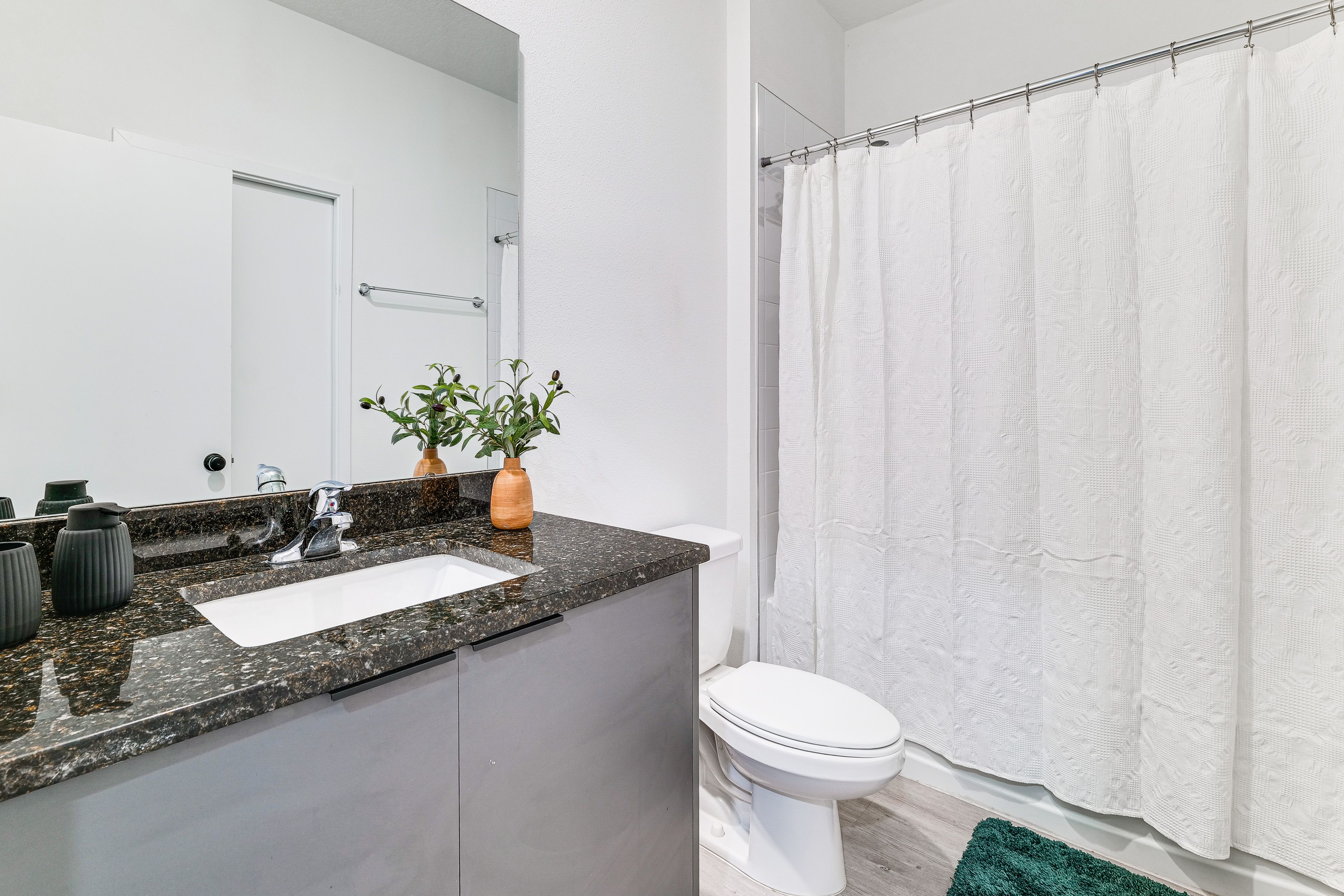 Jack-and-Jill Bathroom | 1st Floor | Complimentary Toiletries | Towels Provided