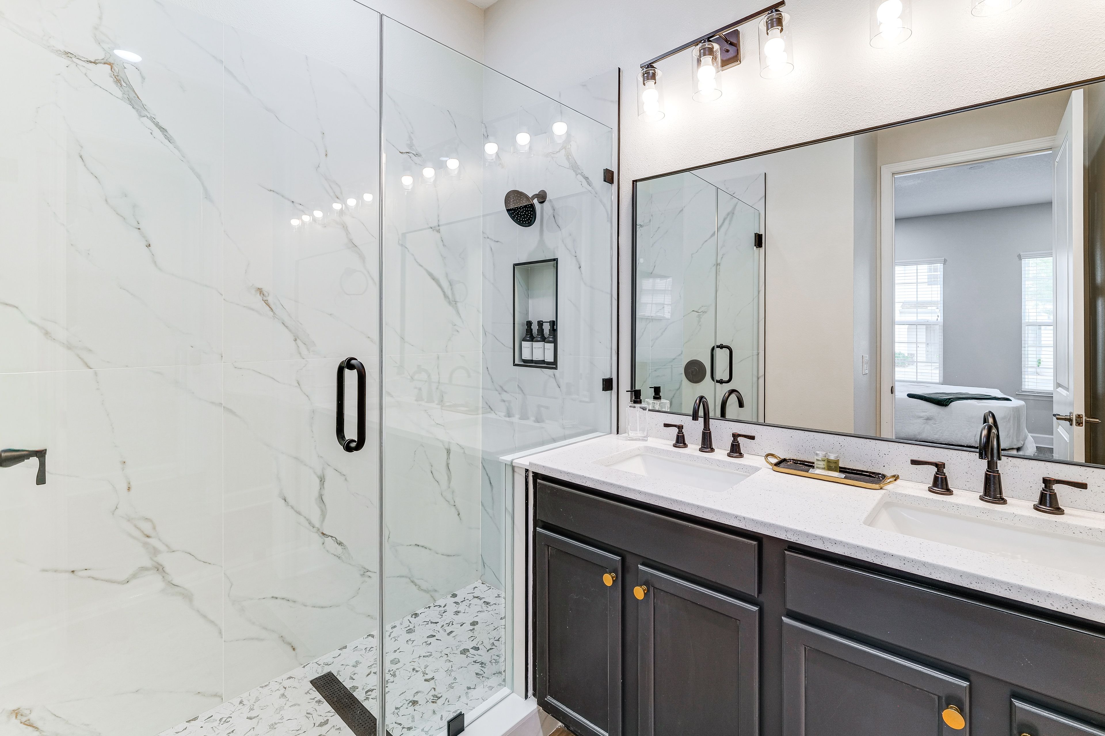 Full Bathroom | 1st Floor | Towels Provided