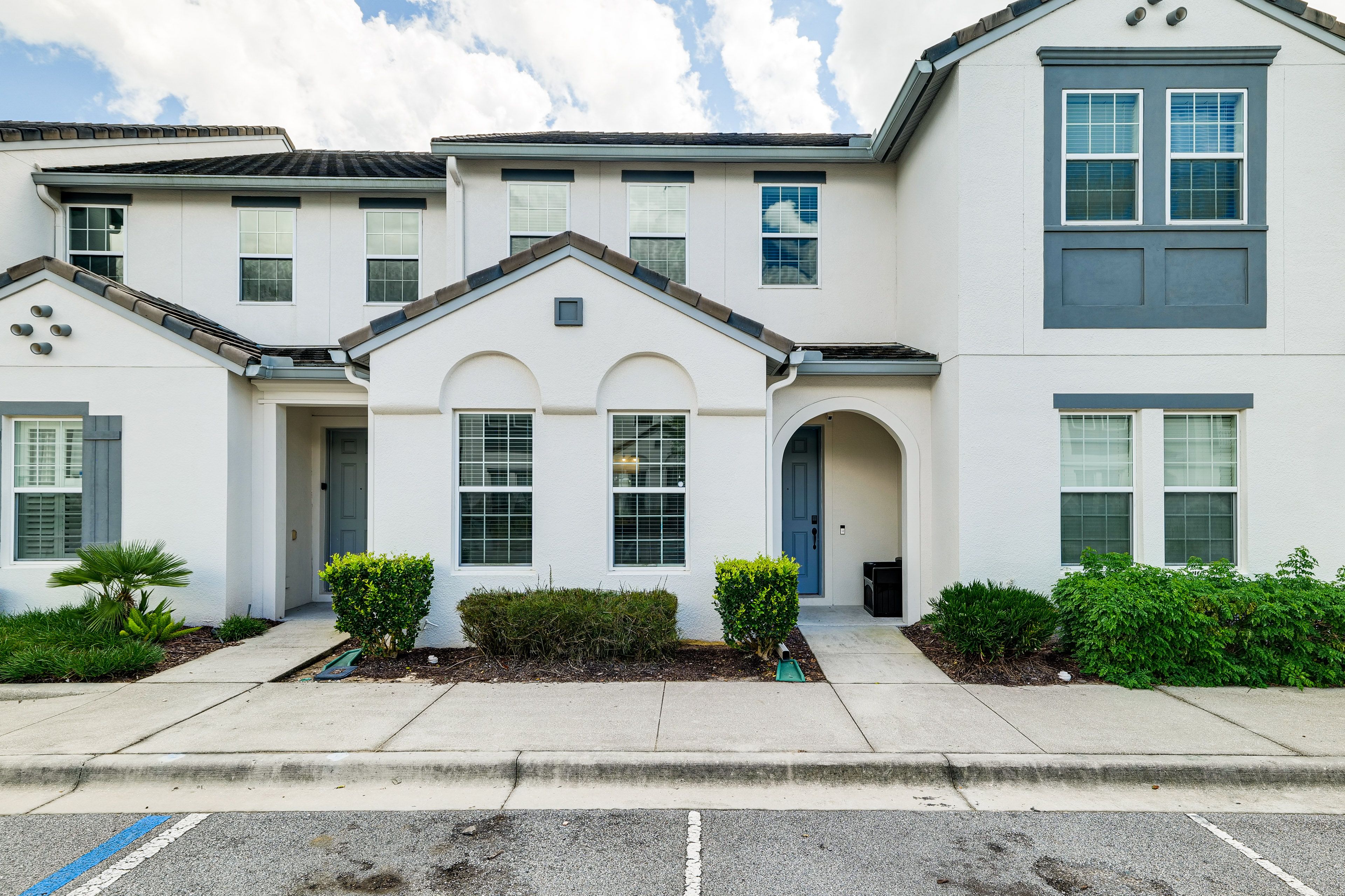 Exterior | Parking | Community Parking Lot (First-Come, First-Served Basis)