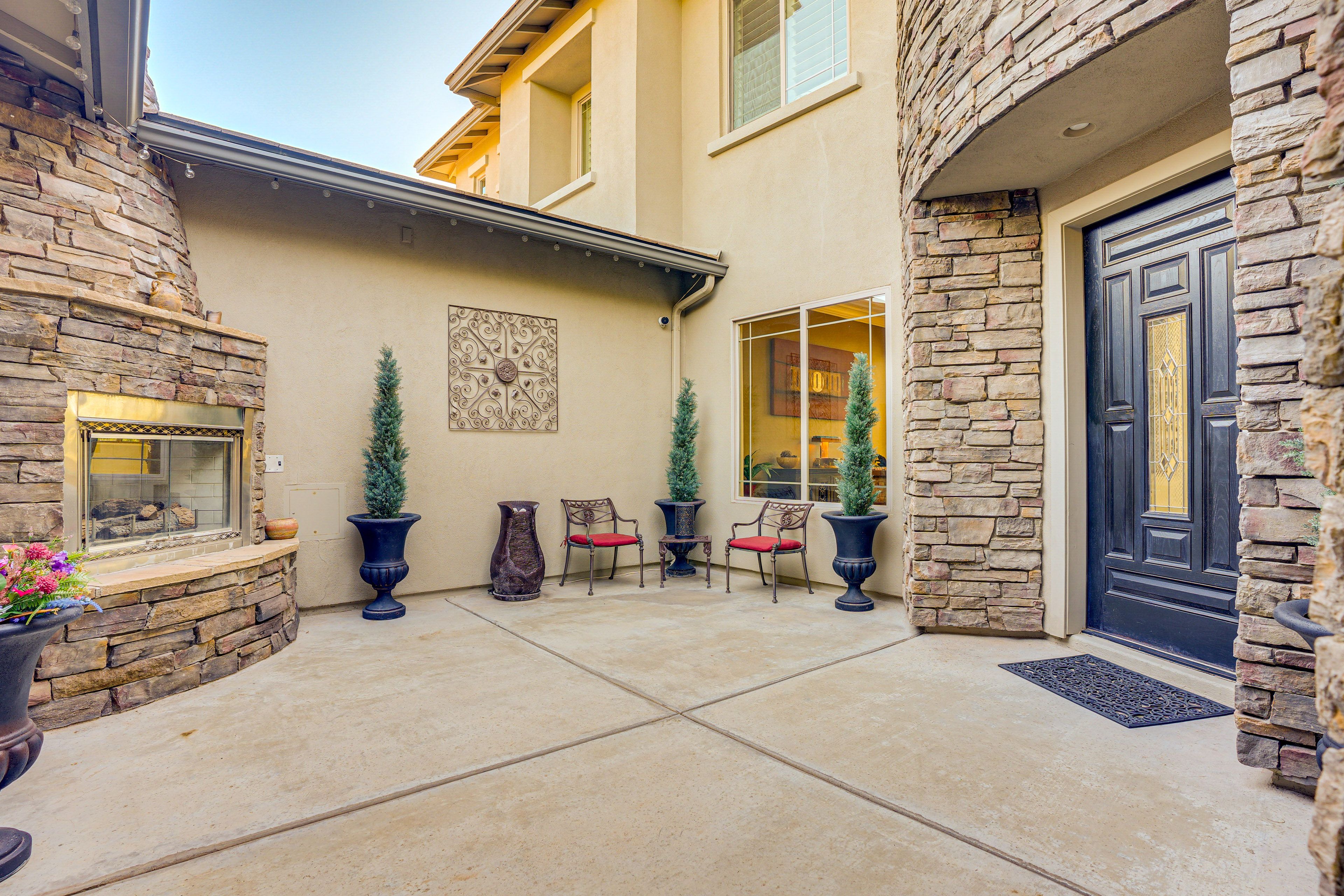 Front Courtyard | Fireplace