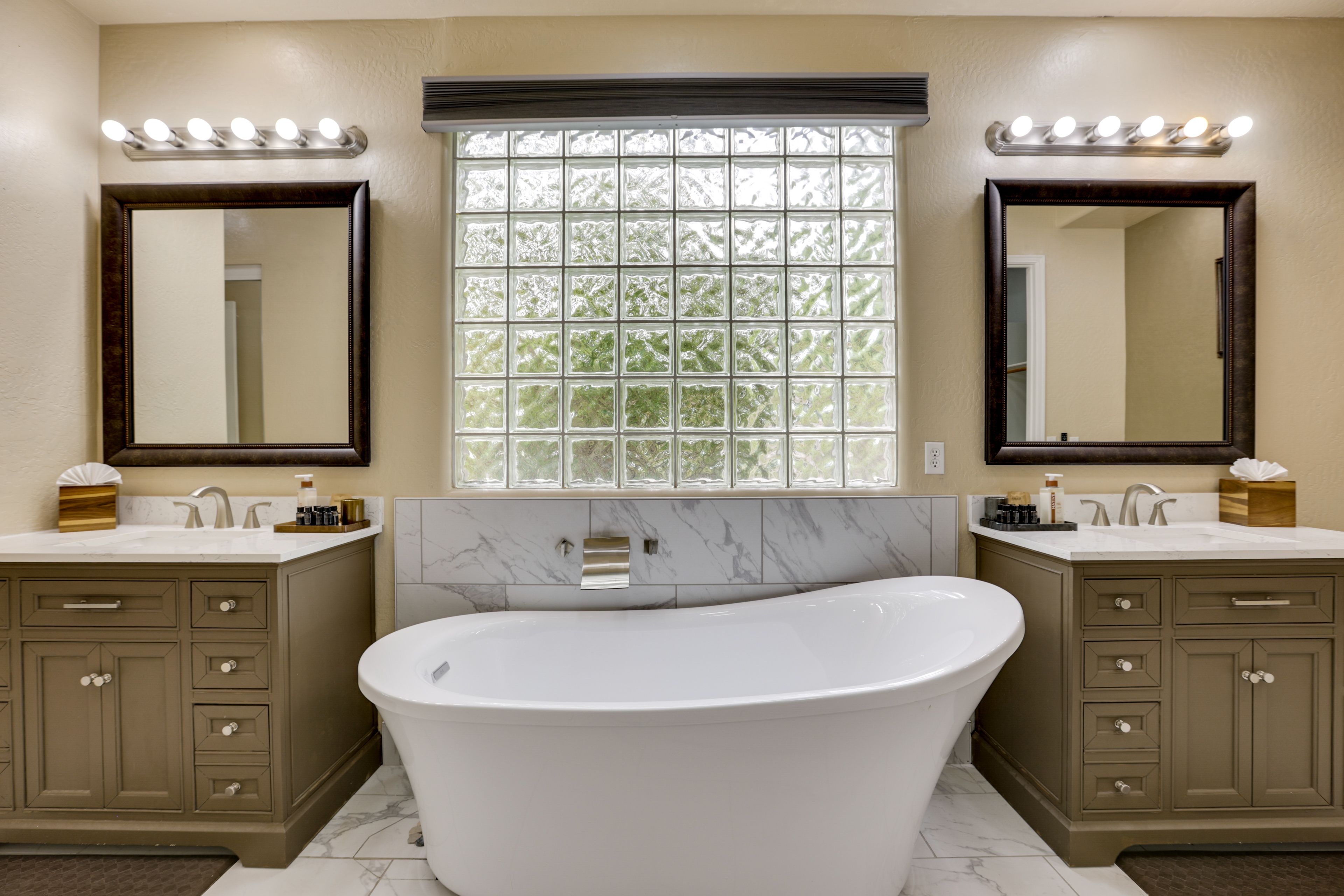En-Suite Bathroom | 1st Floor | Soaking Tub