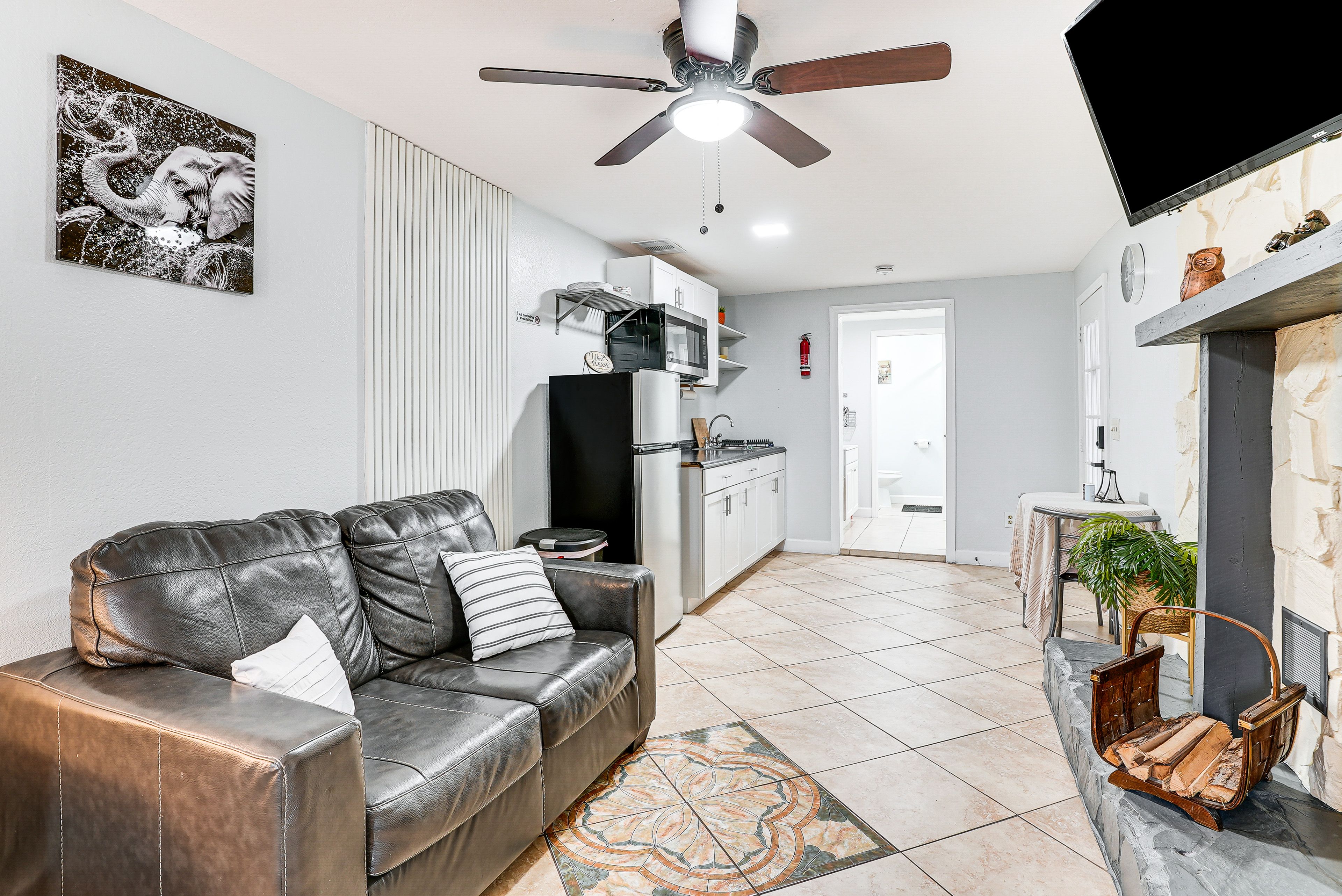Studio | Free WiFi | Smart TV | Central A/C | Fireplace