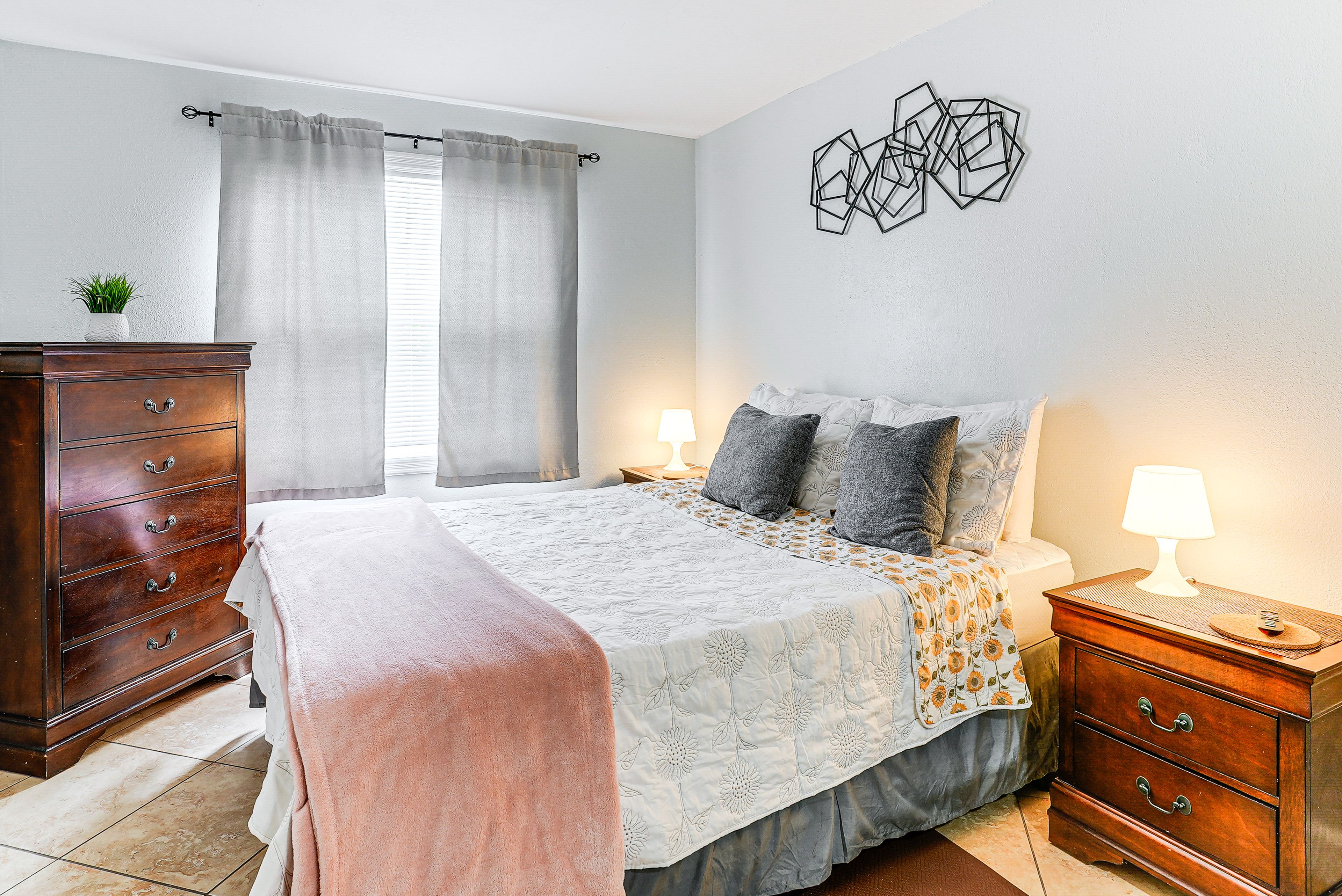 Studio | Queen Bed