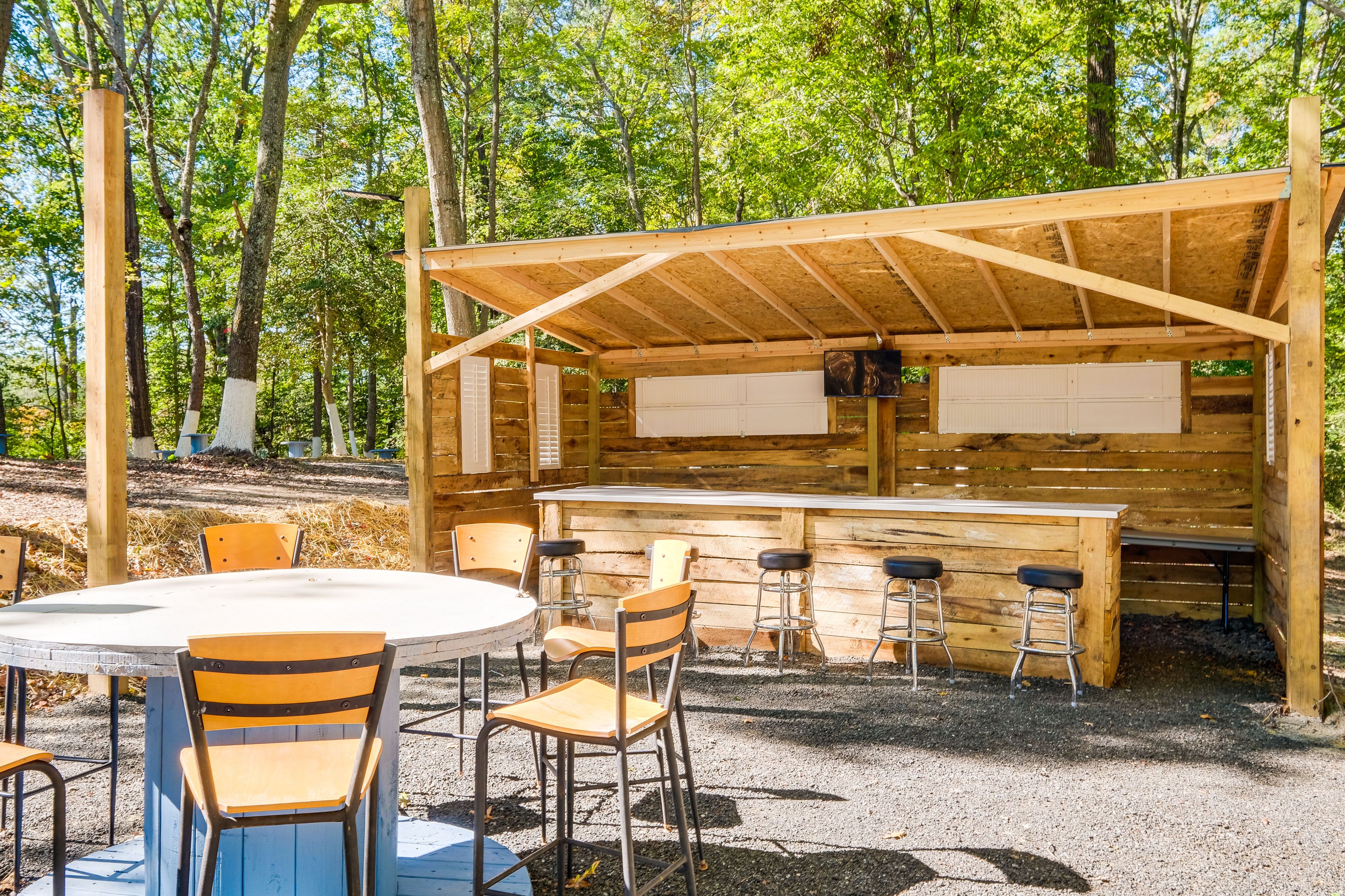 Outdoor Bar Area | 2 Mi to Wicomico Shores Golf Course