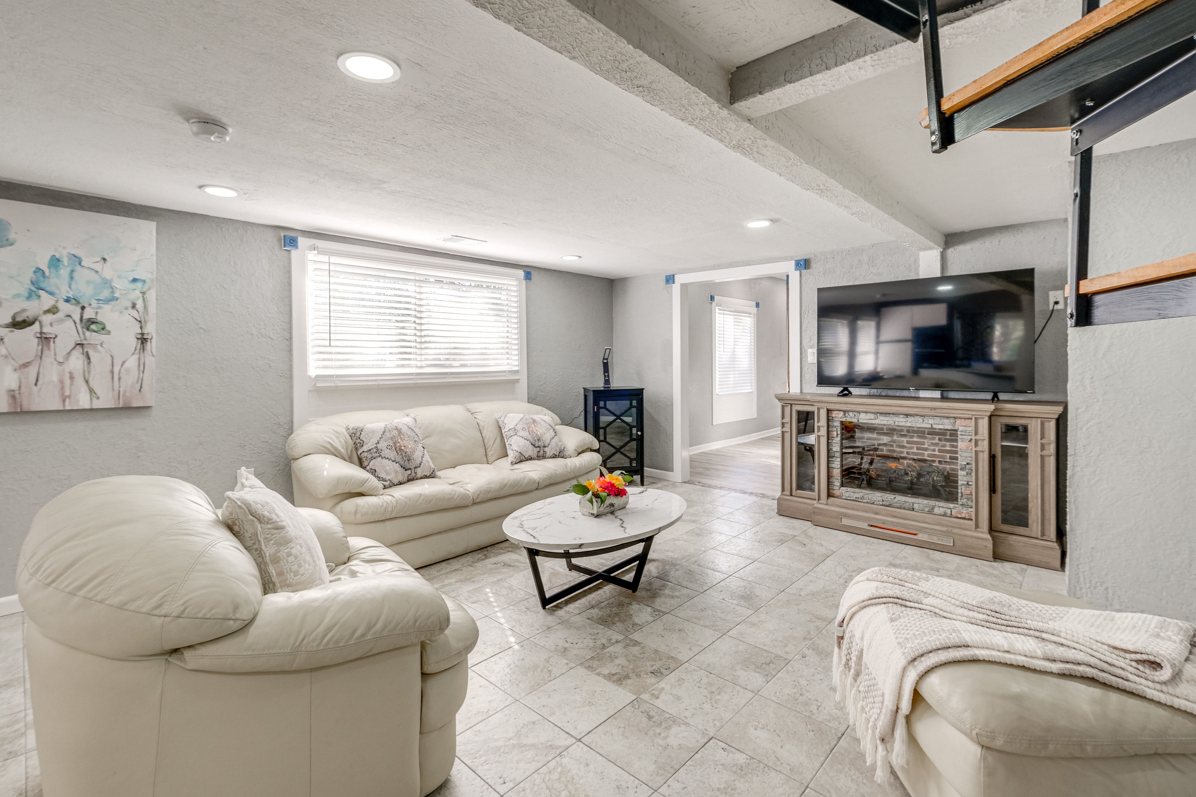 Living Room | 1st Floor | Smart TV | Free WiFi | Electric Fireplace