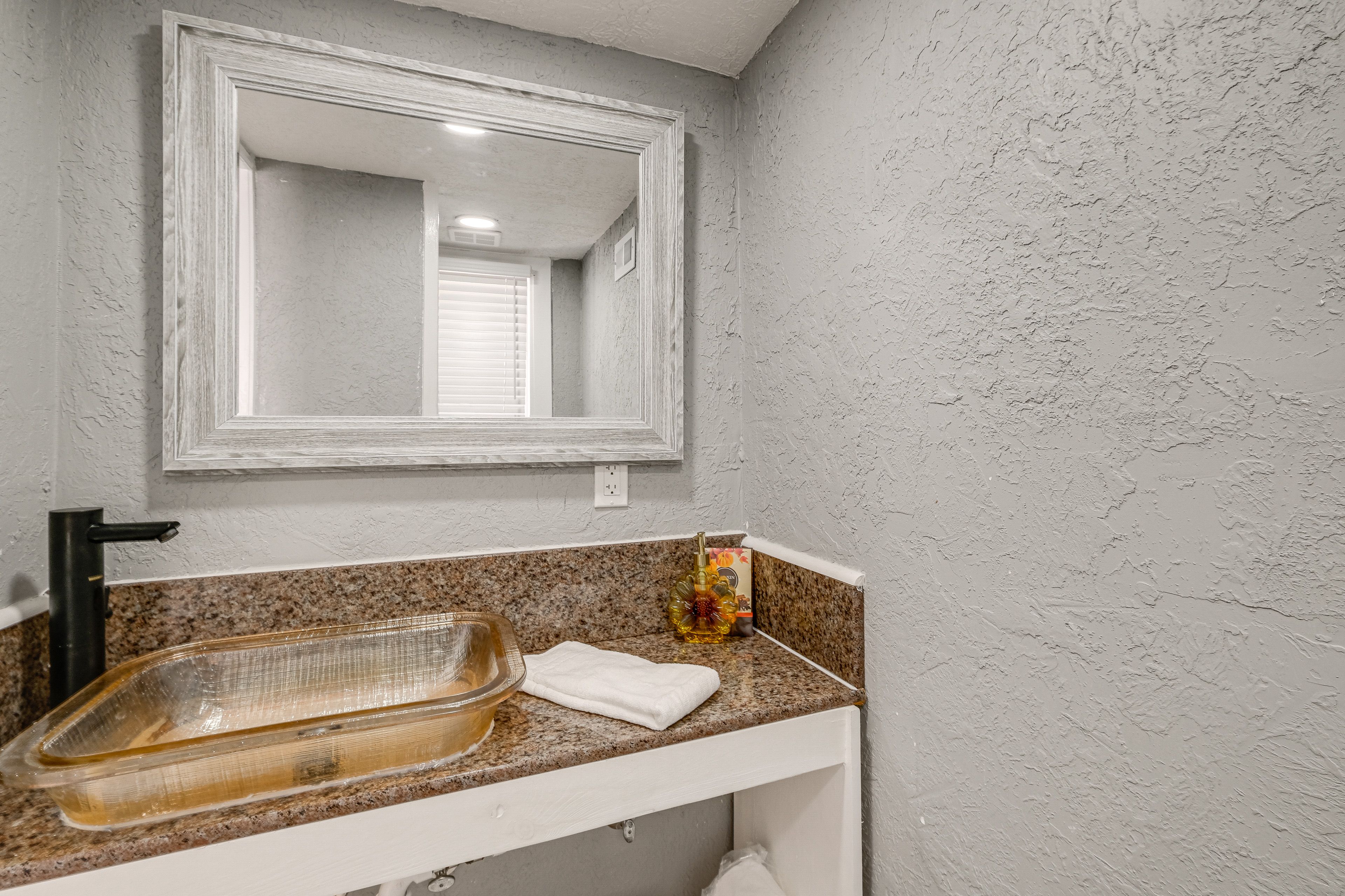 Half Bathroom | 1st Floor