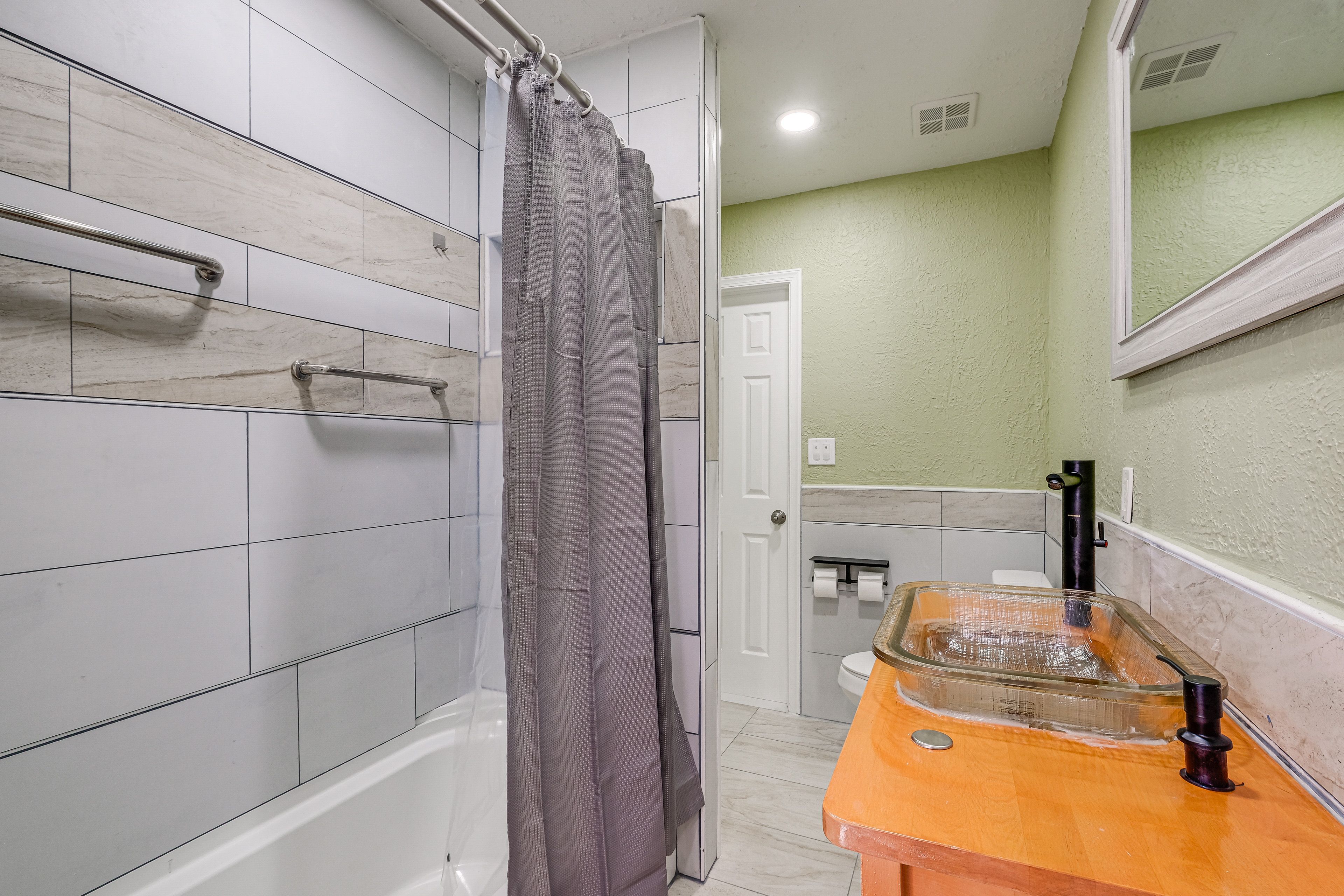 Full Bathroom | 1st Floor | Complimentary Toiletries | Hair Dryer