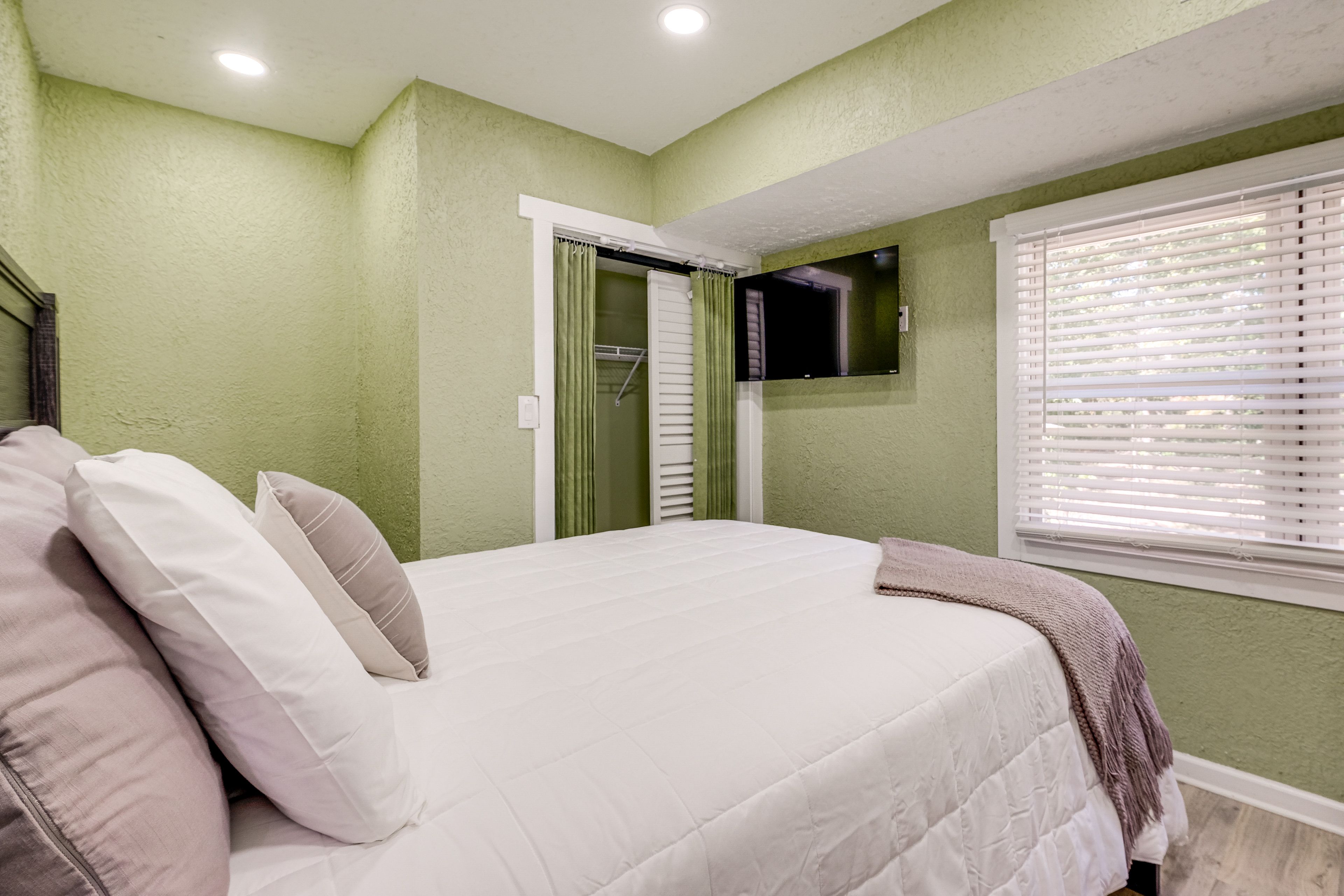 Bedroom 2 | 1st Floor | Queen Bed | Smart TV