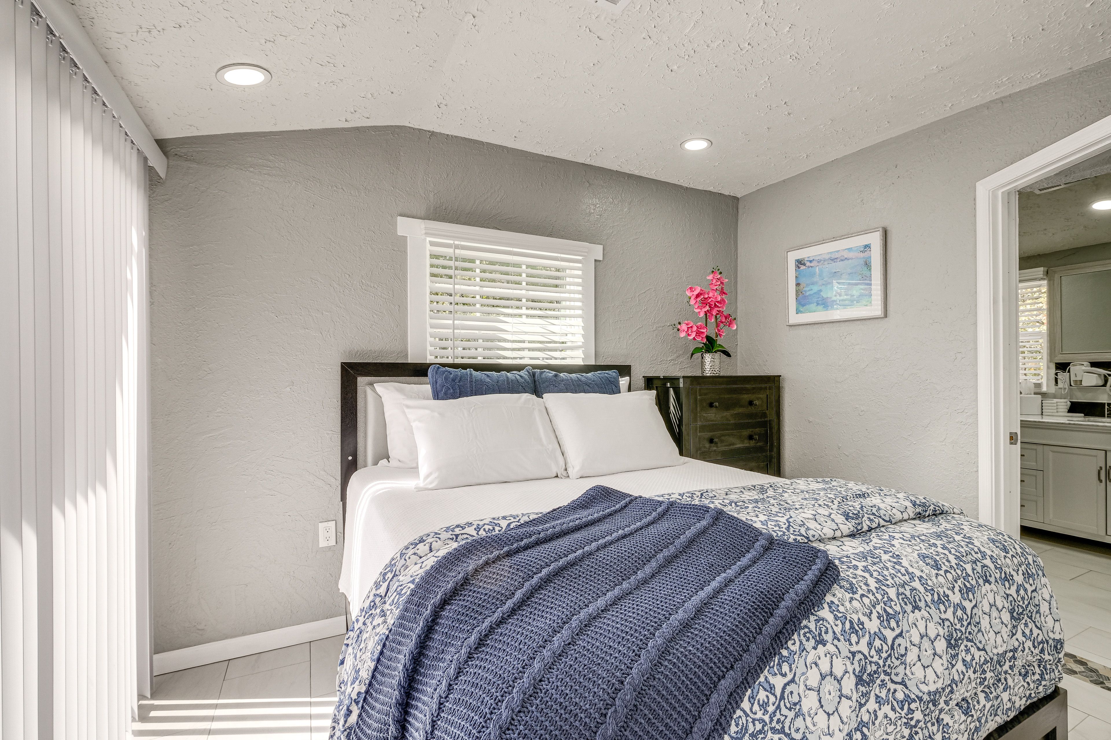 Bedroom 1 | 1st Floor | Queen Bed | Smart TV | Linens Provided