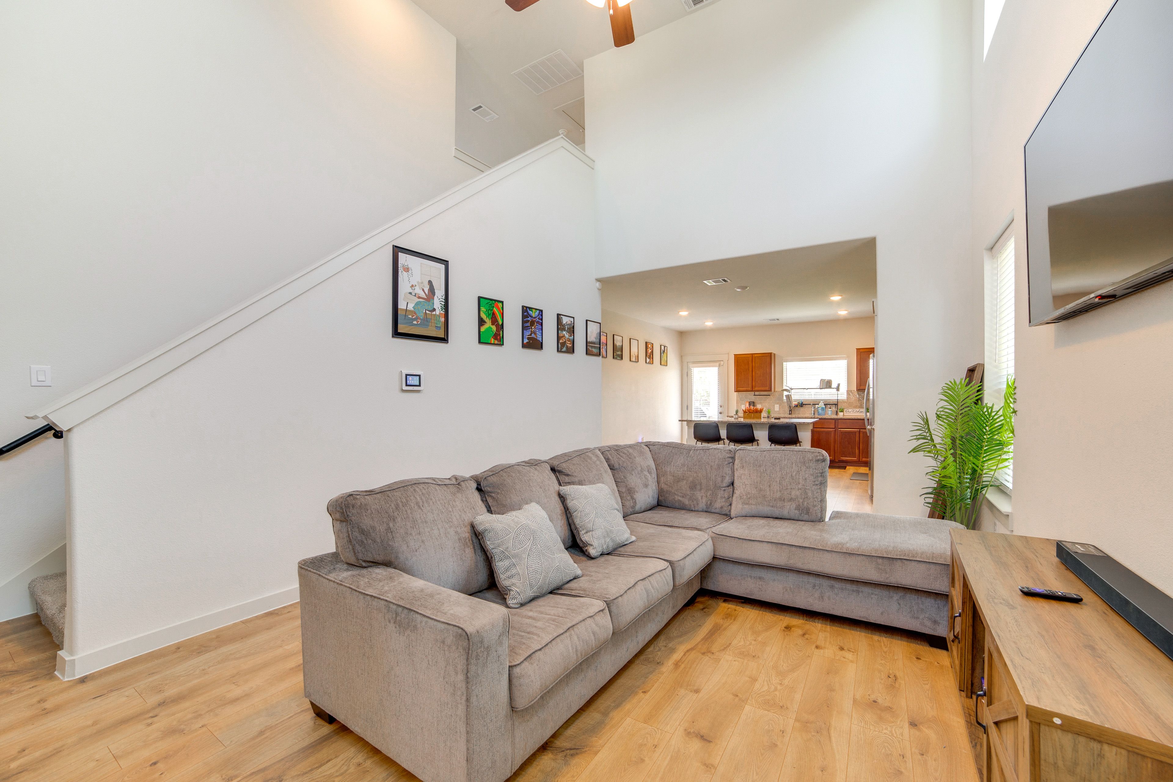 Living Room | Free WiFi | Central Heating & A/C | Smart TV | 1st Floor