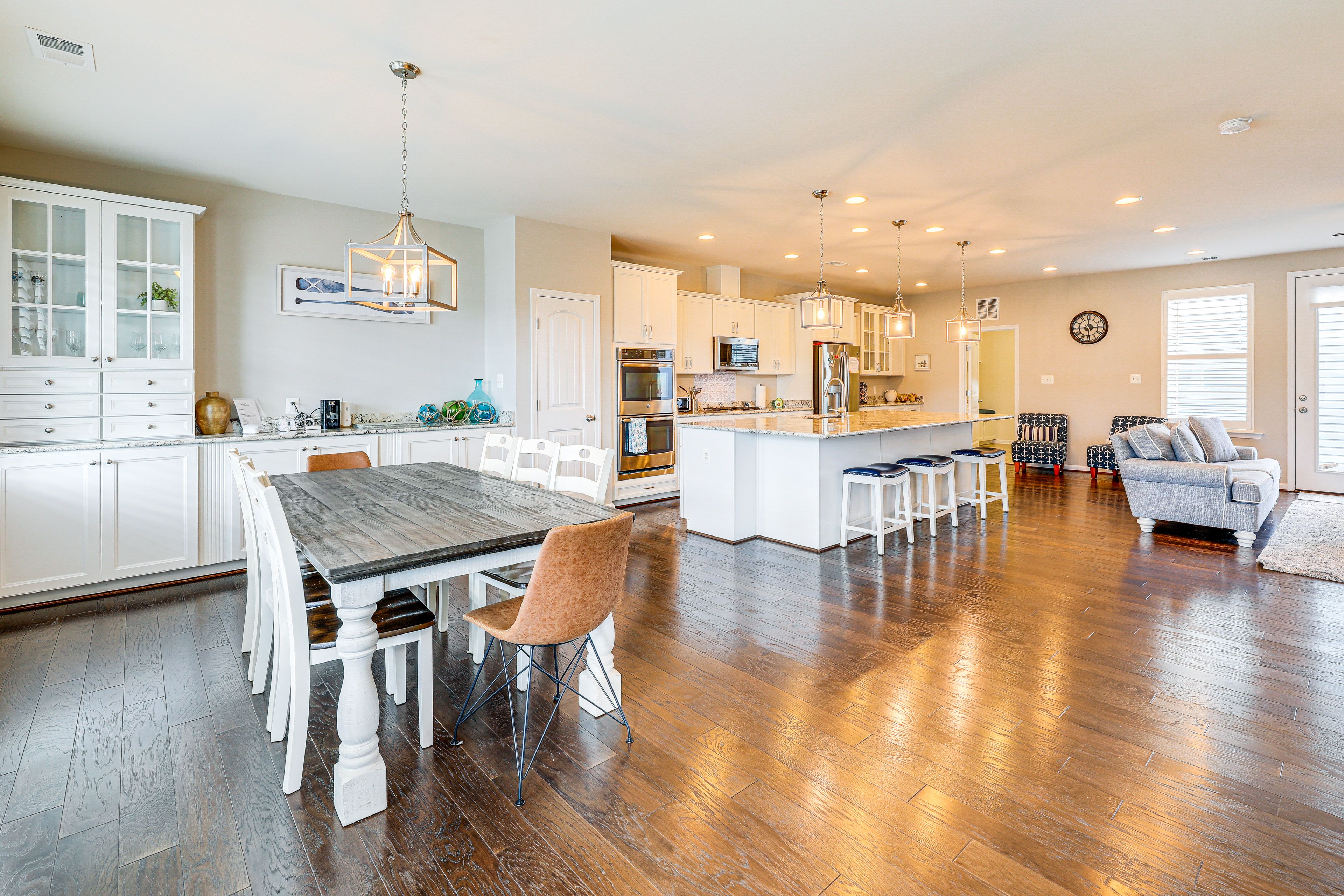 Kitchen | Dining Table | Central Air Conditioning/Heat | Free WiFi
