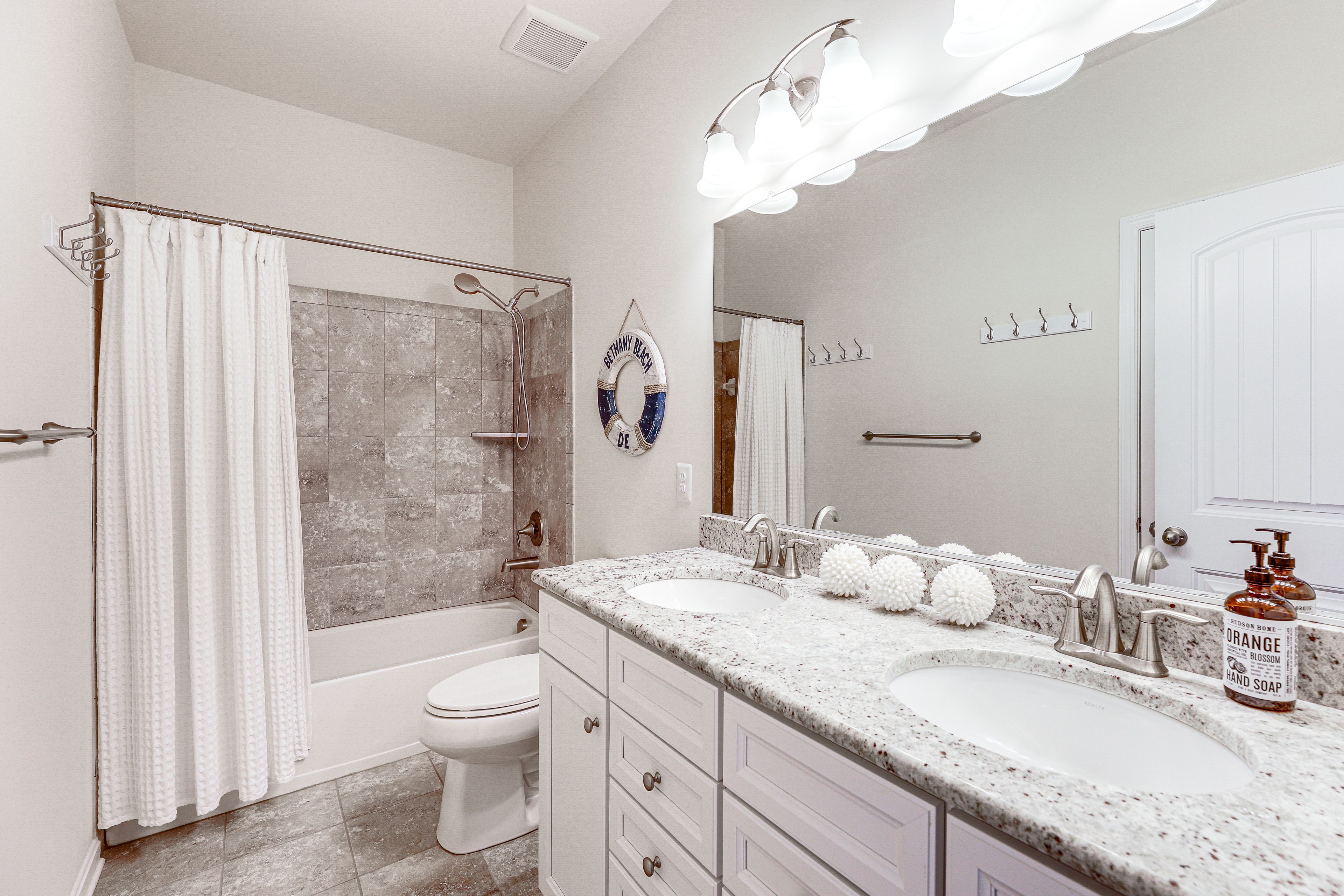 Full Bathroom | 2nd Floor