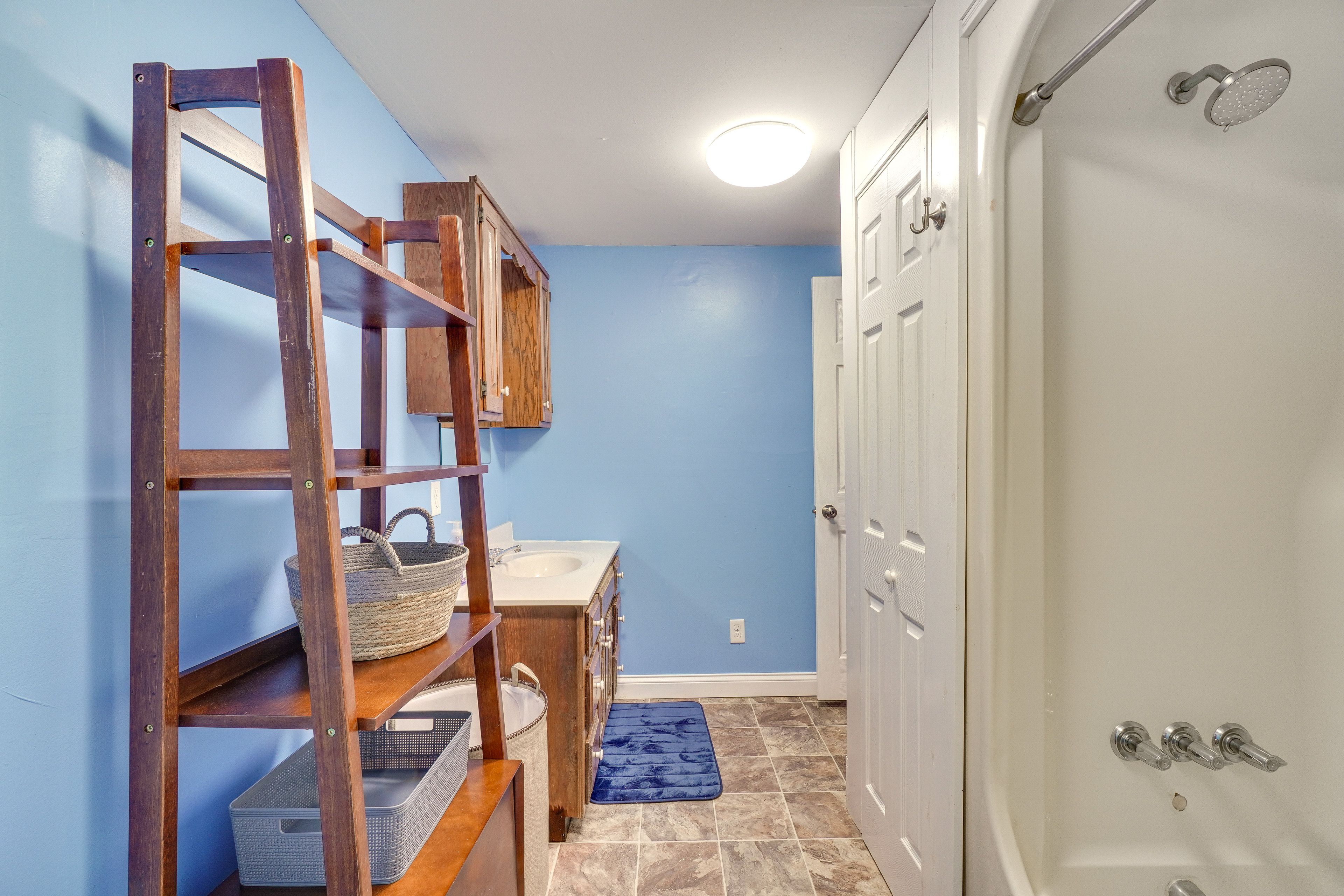 Full Bathroom | Towels Provided | 1st Floor