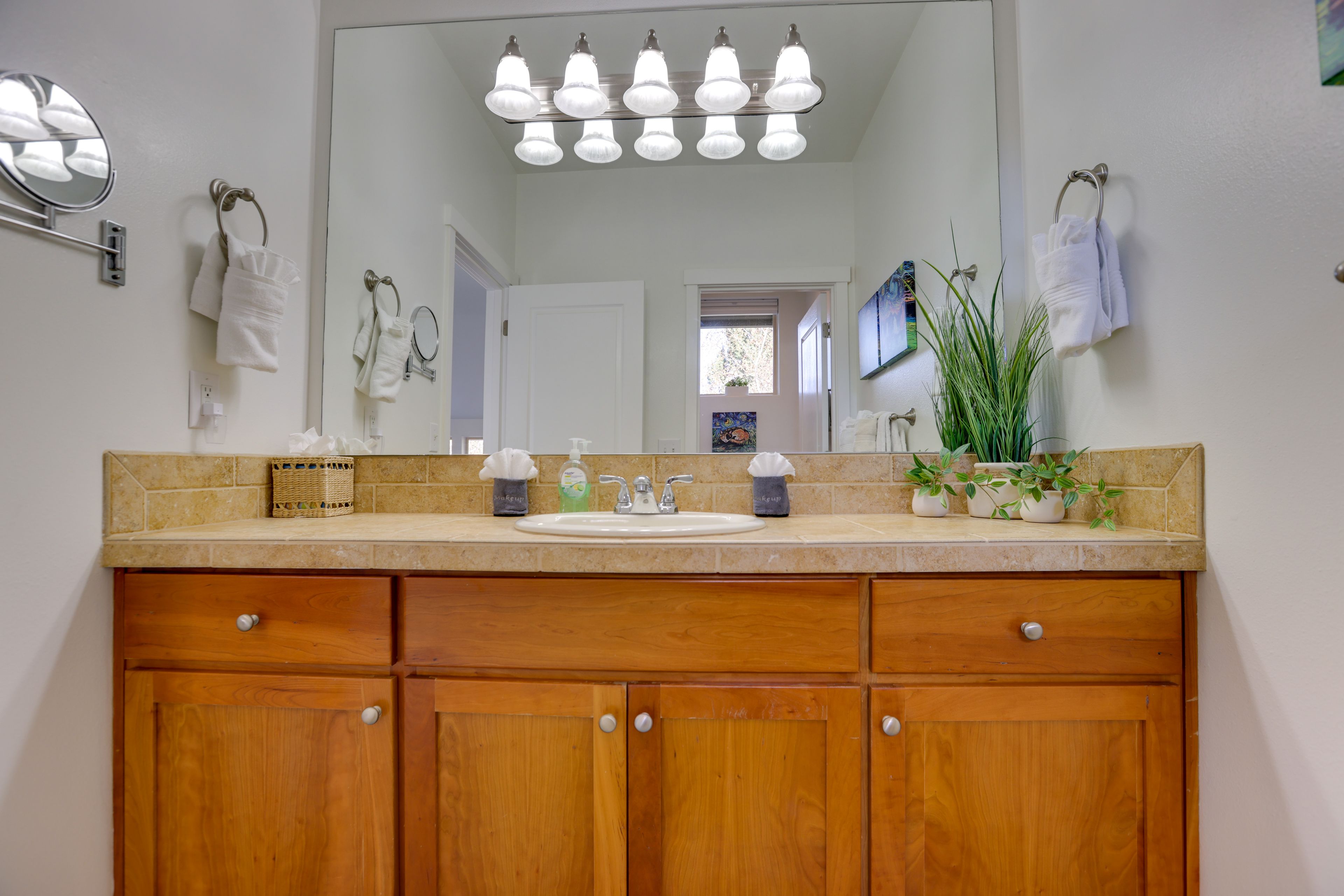 Full Bathroom | 2nd Floor | Complimentary Toiletries | Hair Dryer