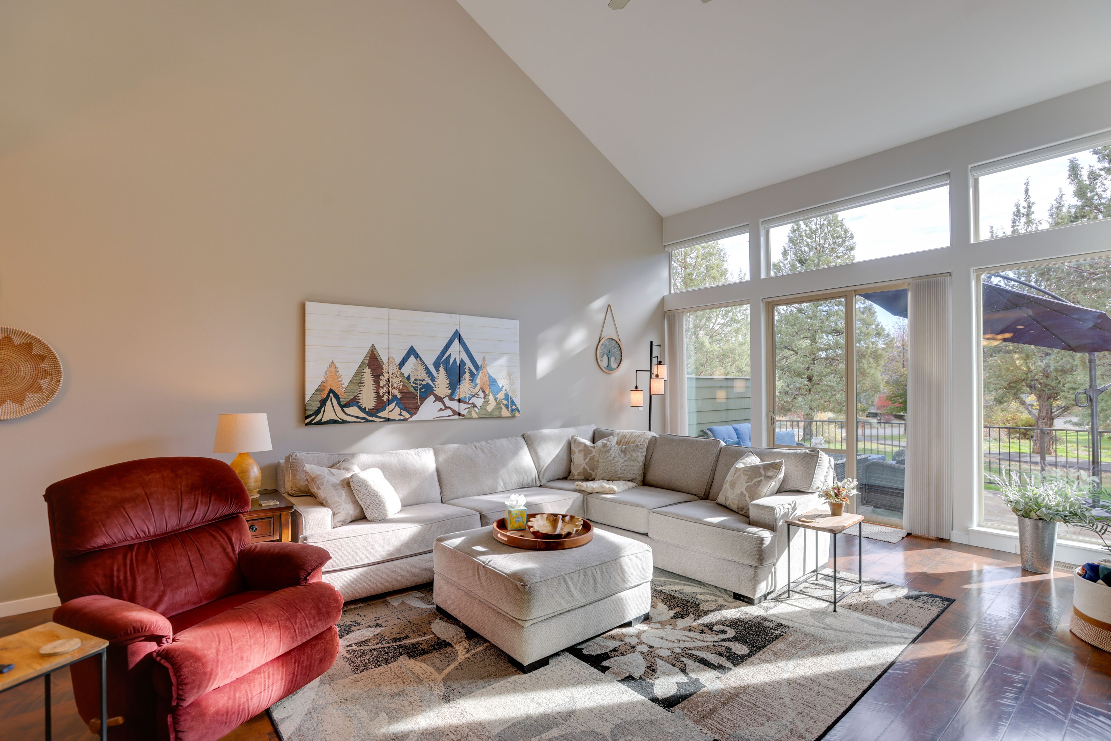 Living Room | 1st Floor | Smart TV | Free WiFi | Gas Fireplace