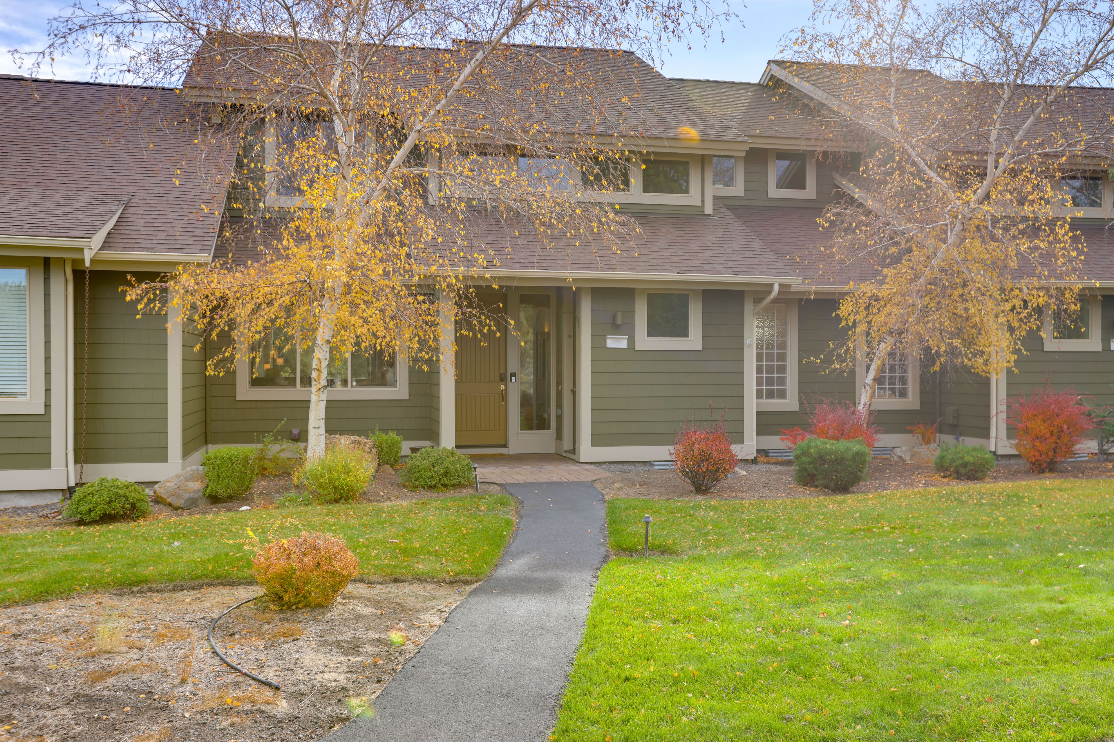 2-Story Townhome | Self Check-In | 18 Mi to Smith Rock State Park