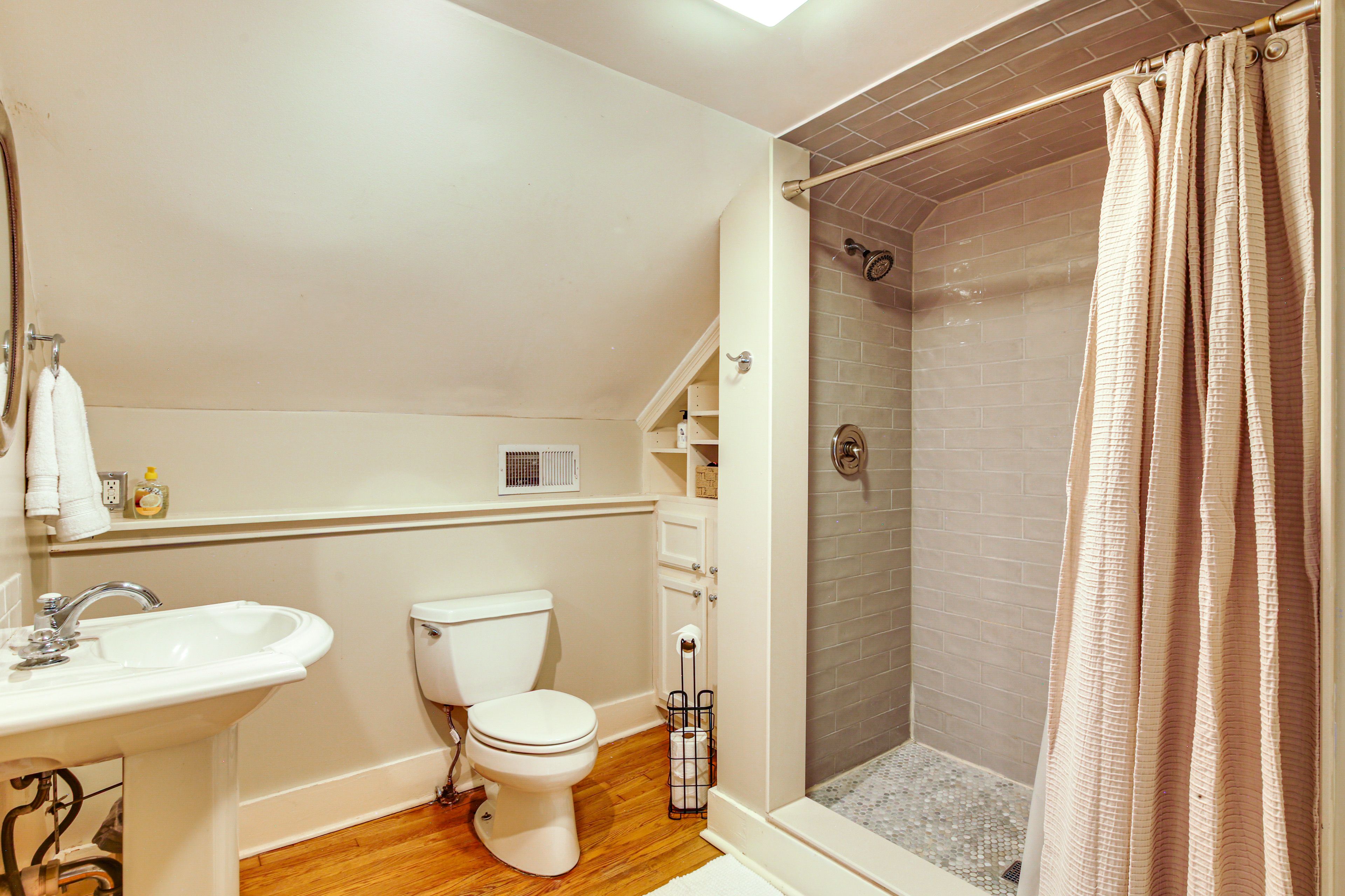 Full Bathroom | 2nd Floor | Complimentary Toiletries