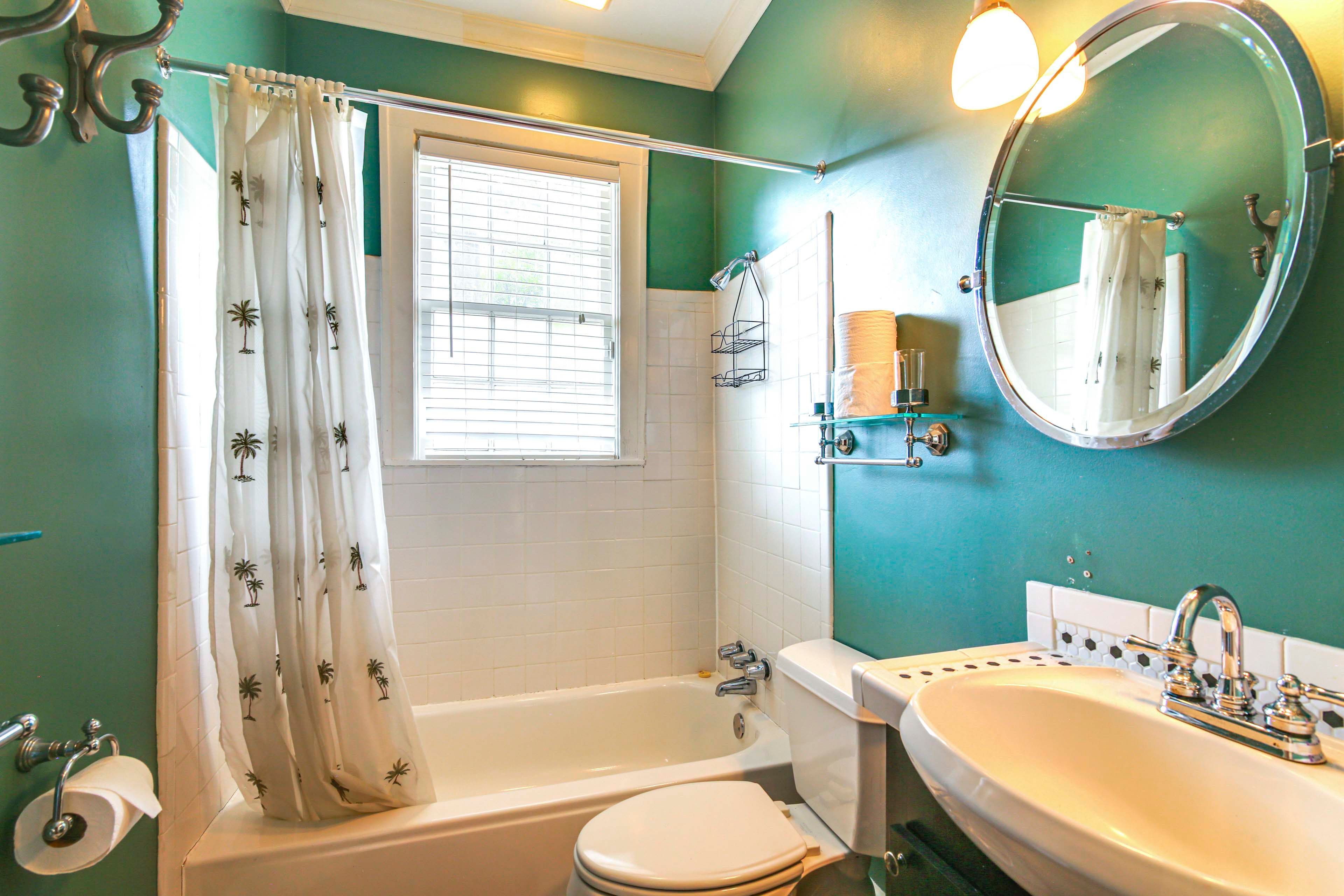Full Bathroom | 1st Floor | Towels Provided