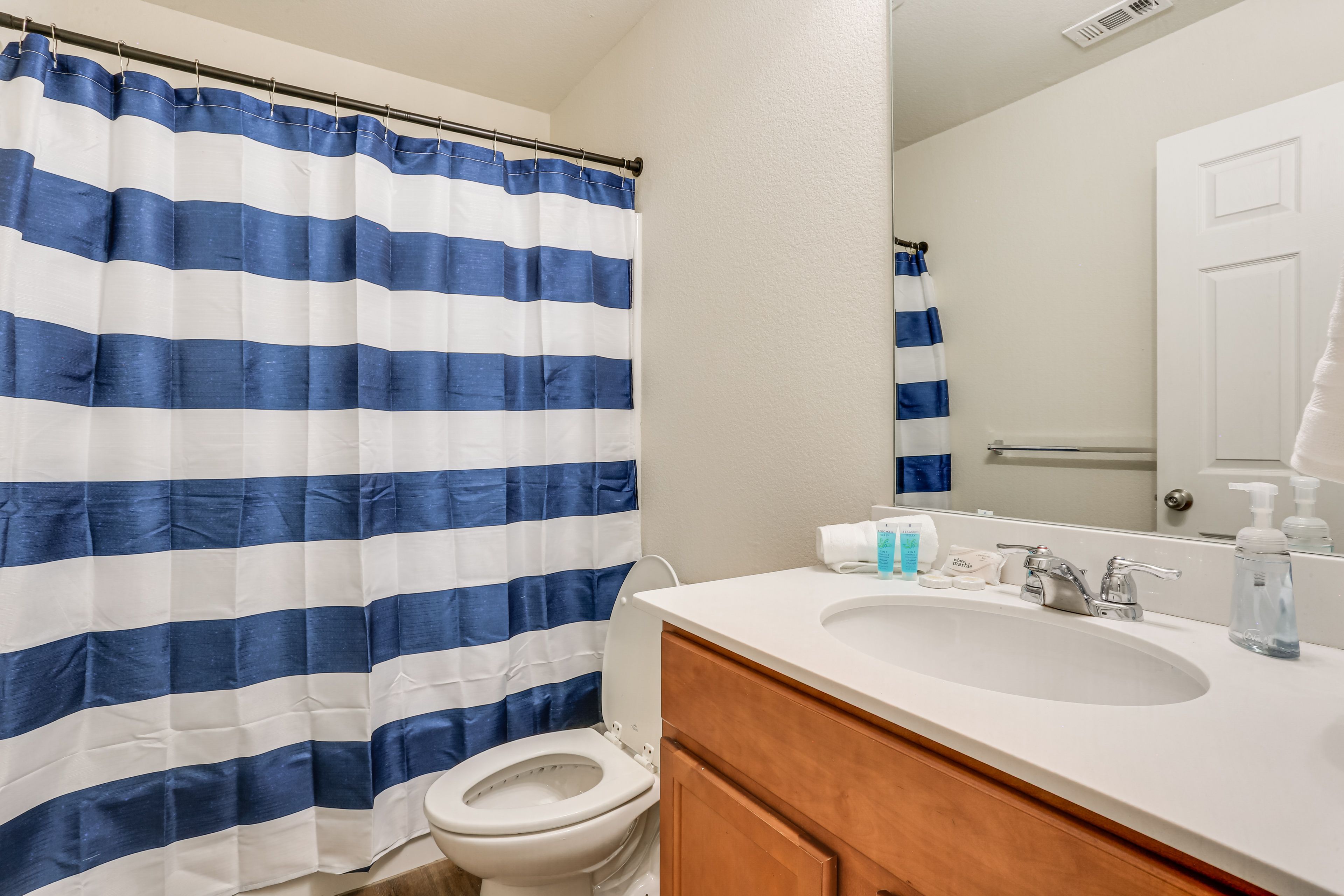 Full Bathroom | Complimentary Toiletries