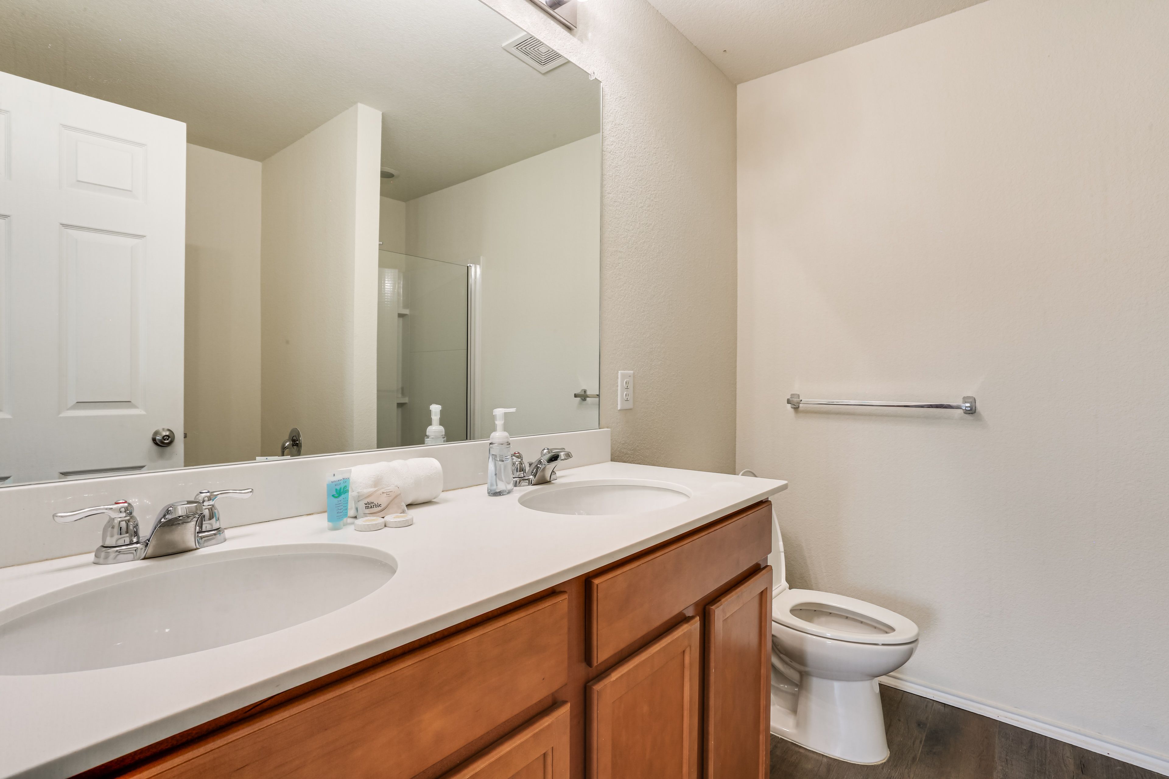 Full Bathroom | Towels Provided