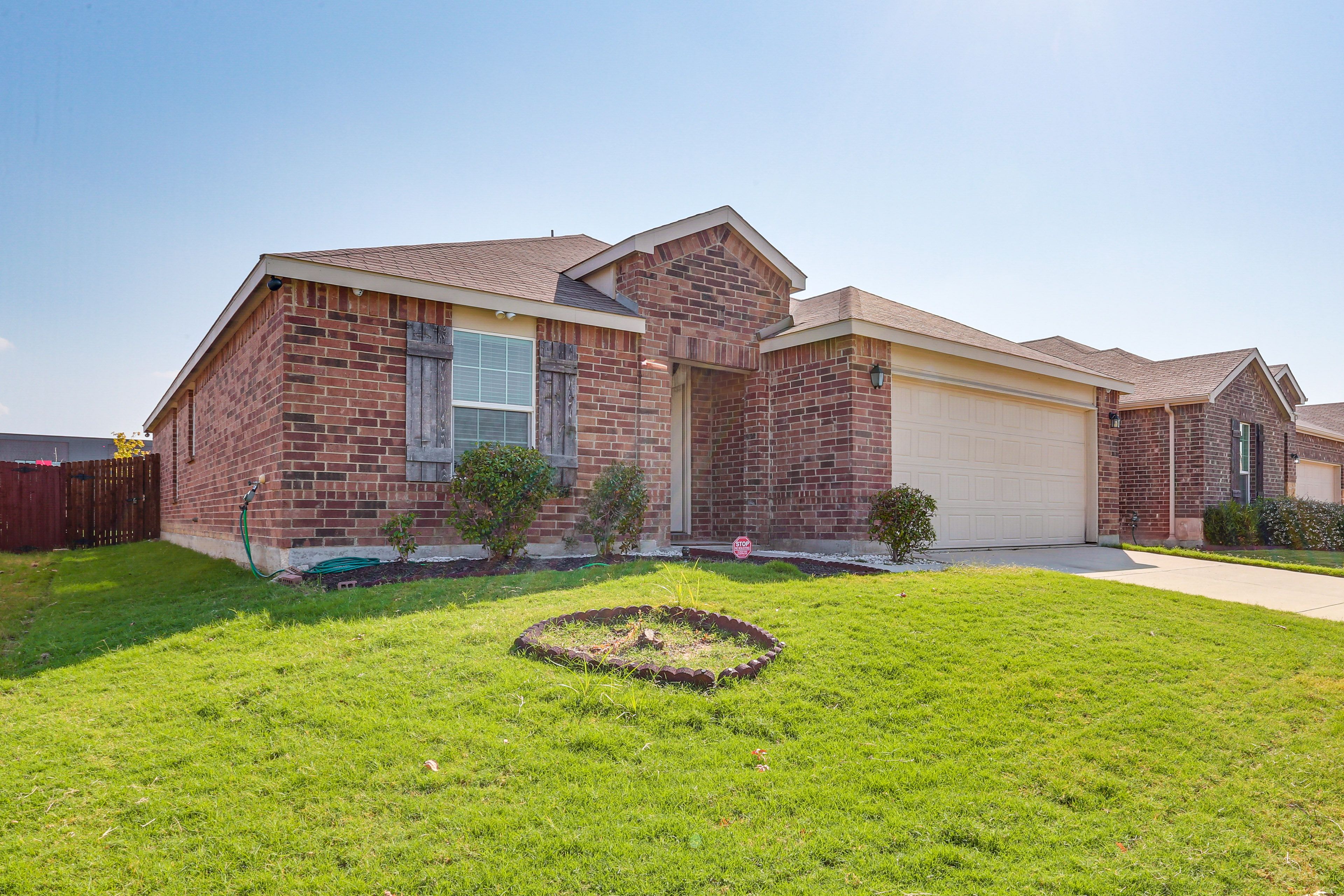 Parking | Garage (2 Vehicles) | Driveway (2 Vehicles) | Free Street Parking
