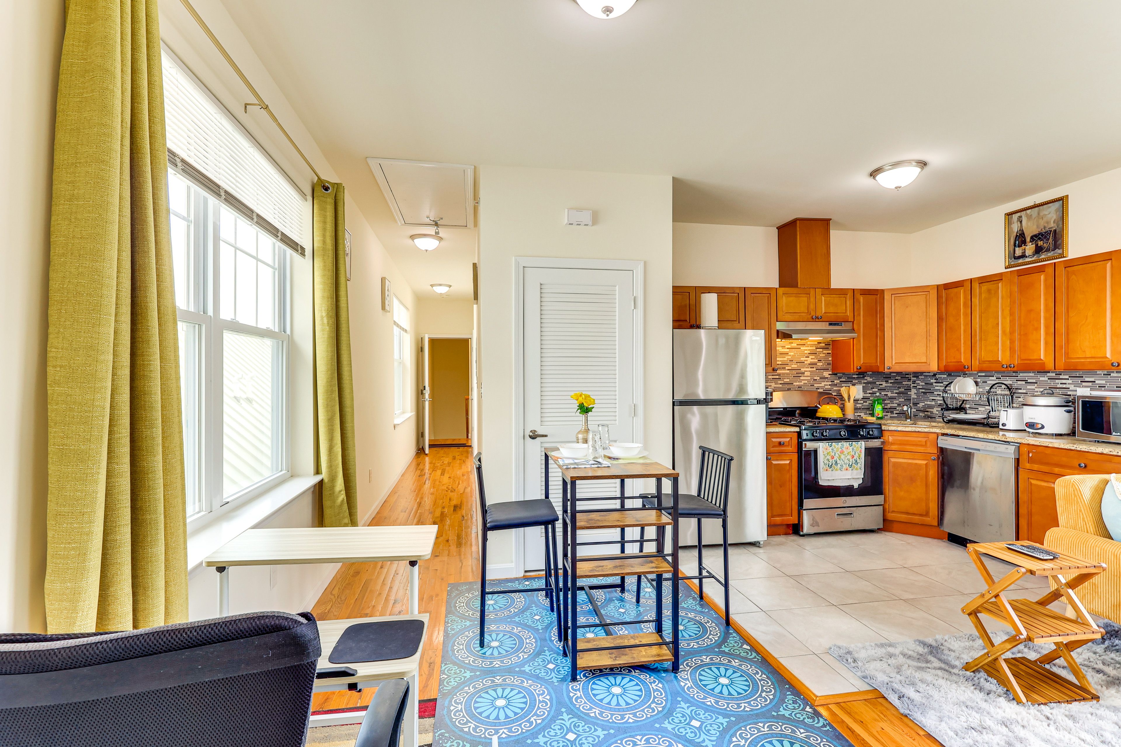 Dining Area | Dishware/Flatware Provided