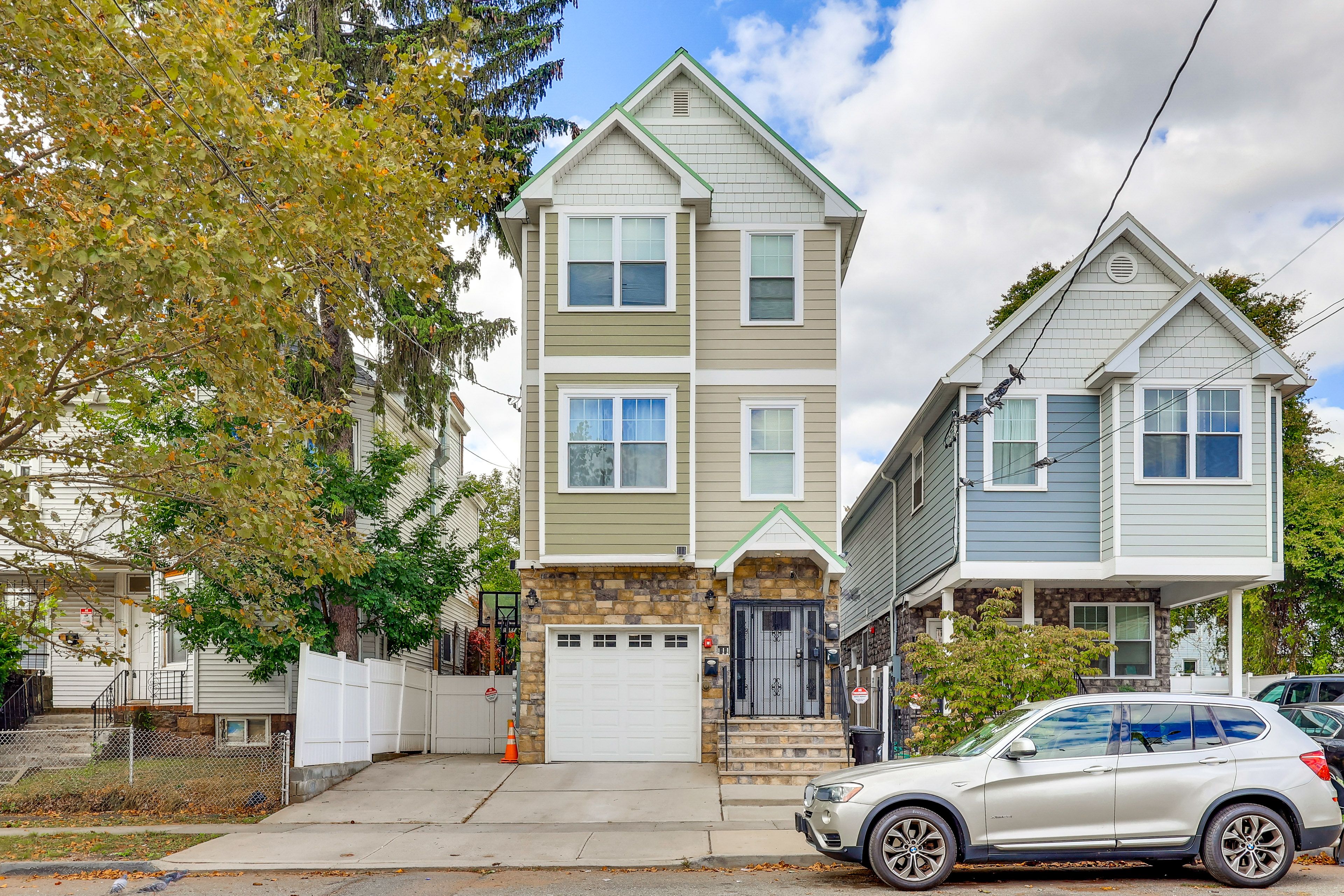 Apartment Exterior | Single-Story Unit | Shared Driveway (1 Vehicle)