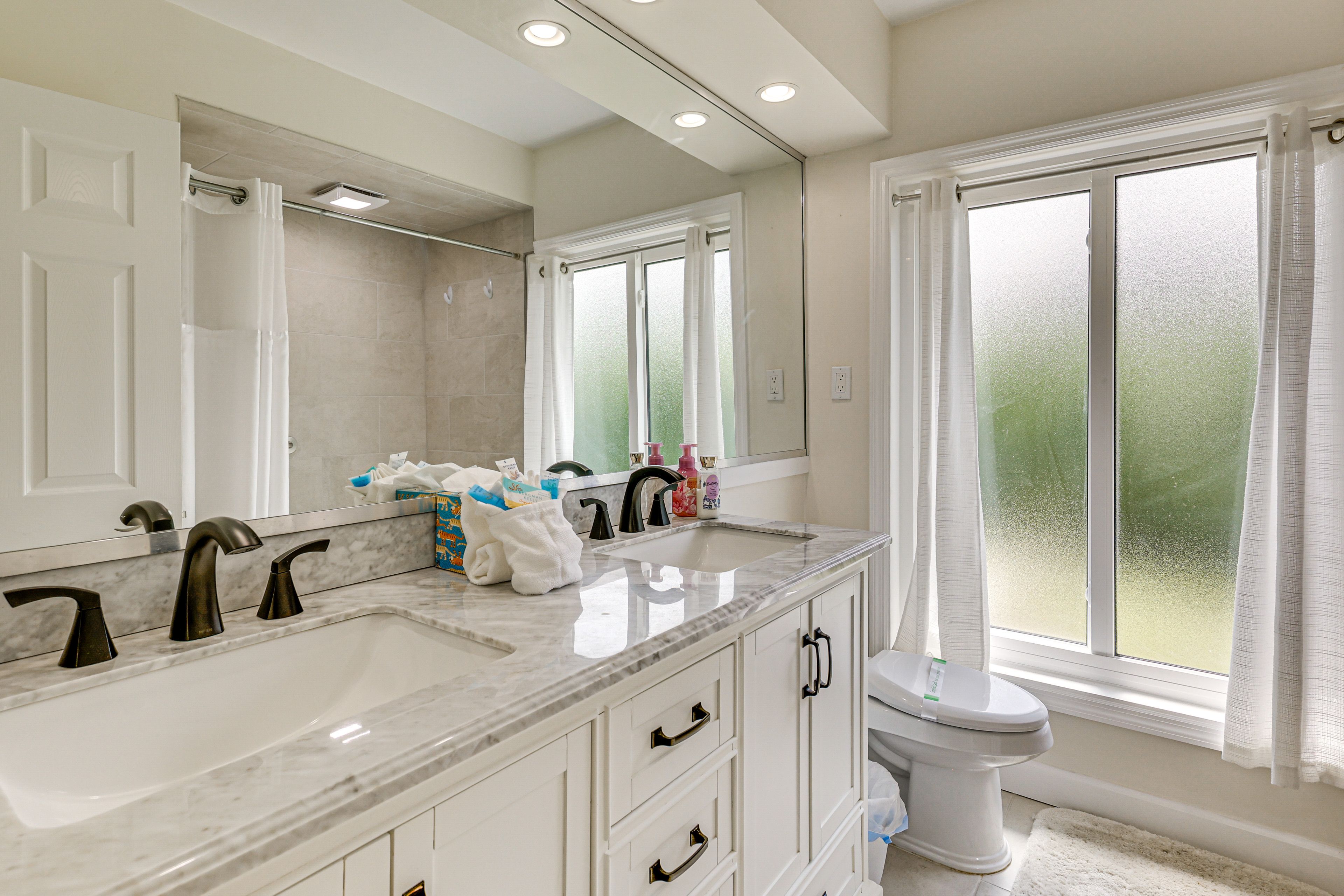 Full Bathroom | Towels Provided