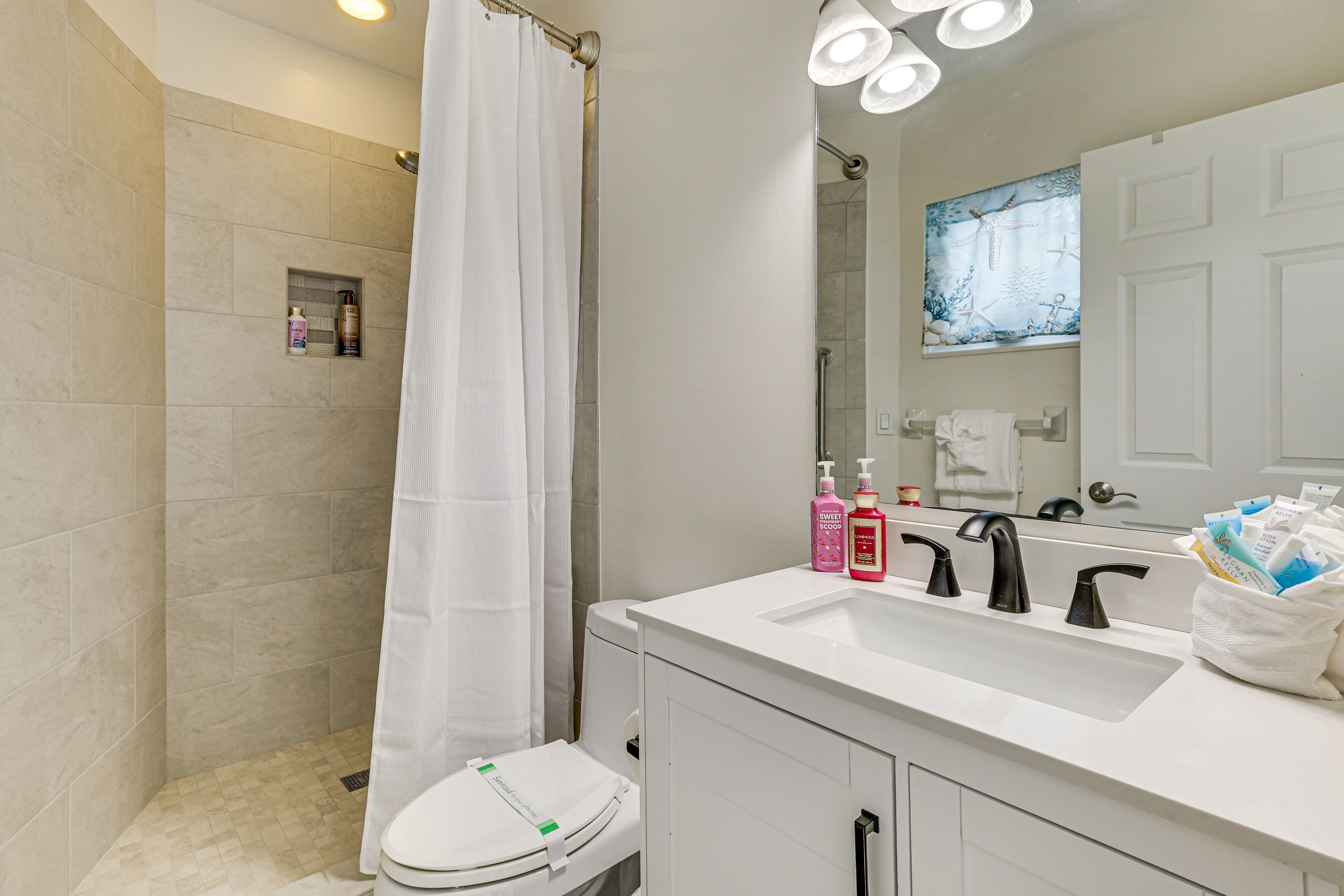 Full Bathroom | Complimentary Toiletries