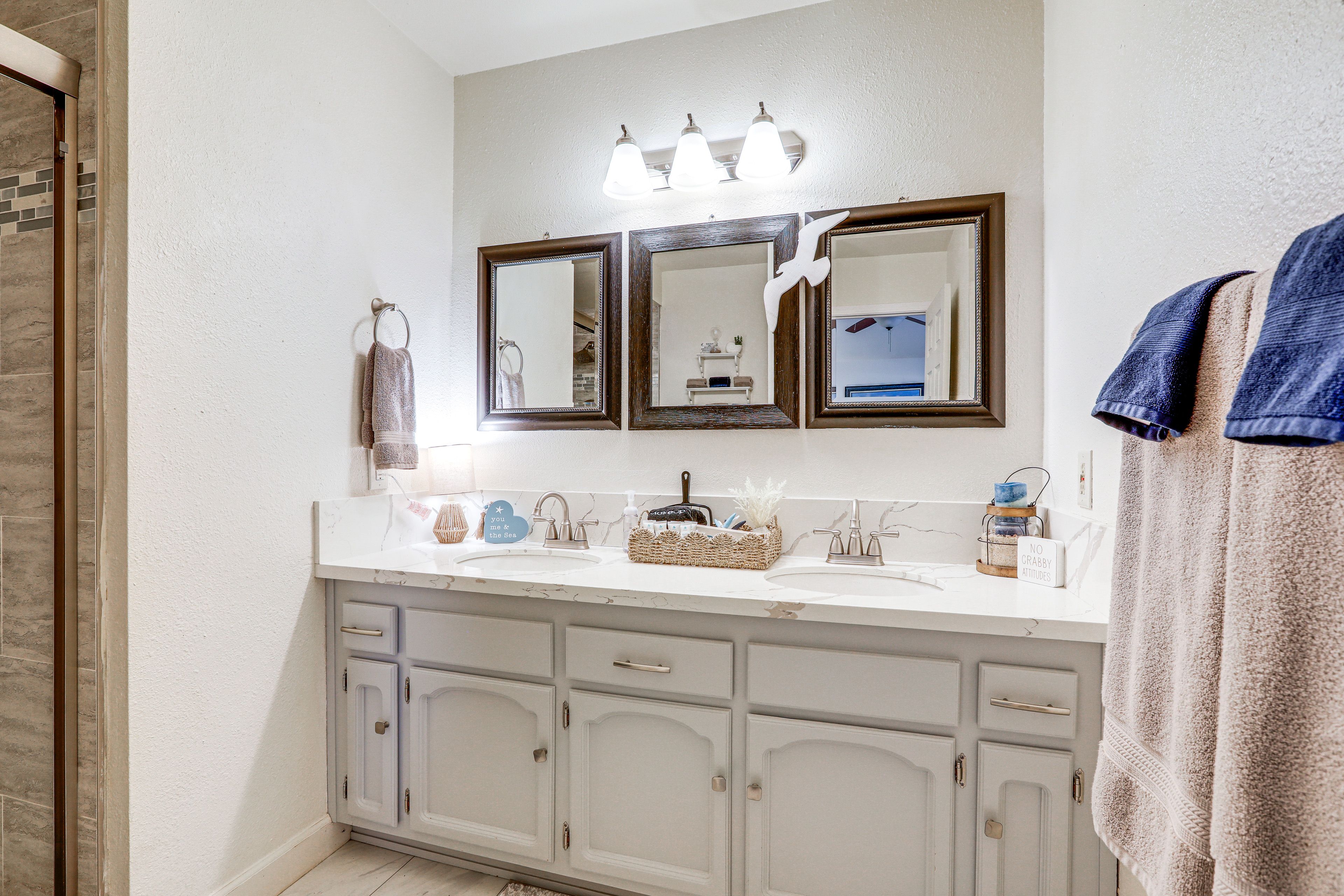 Full Bathroom | Towels Provided