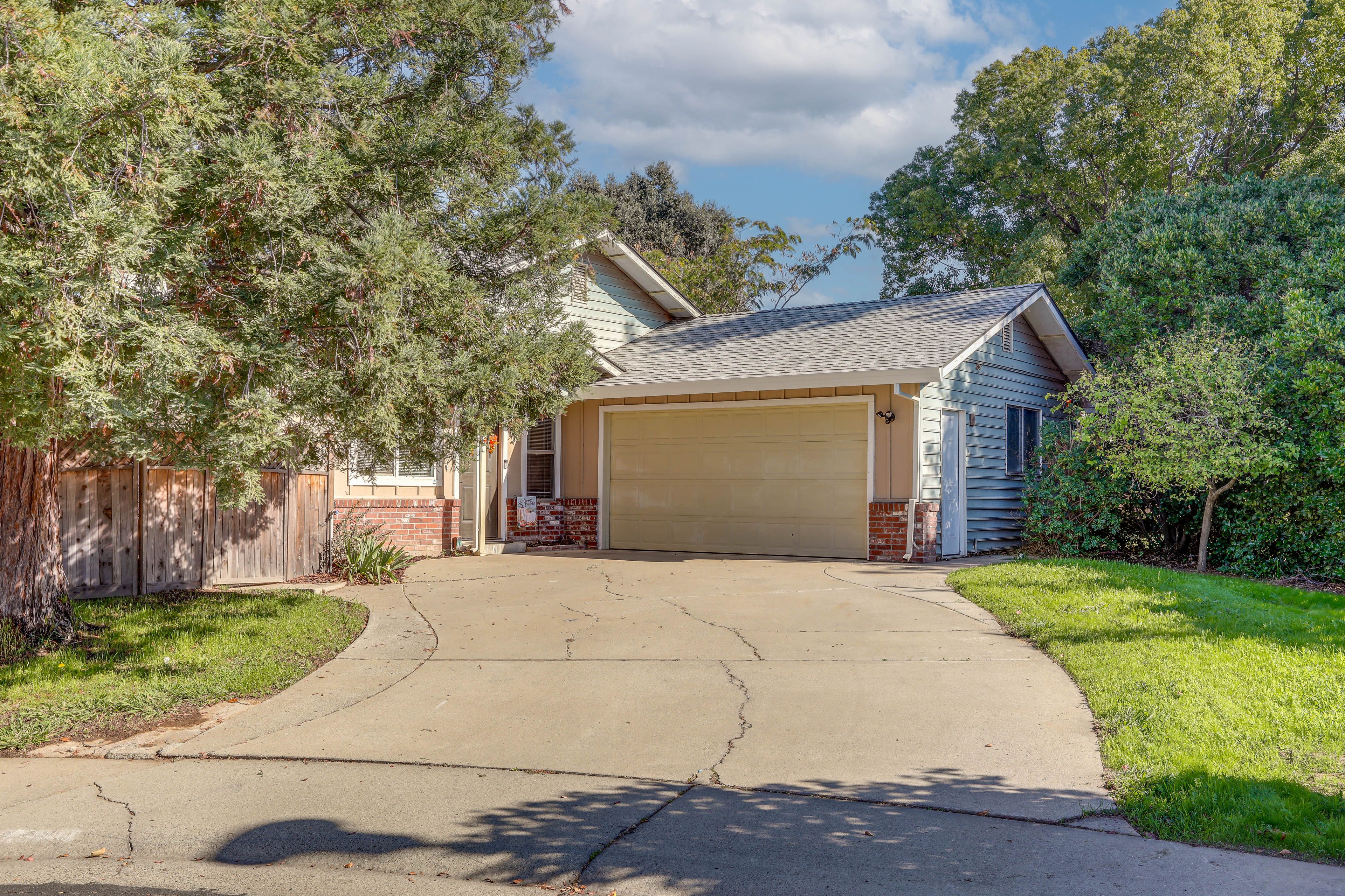 Exterior | Parking | Driveway (3 Vehicles) | Free Street (2 Vehicles)