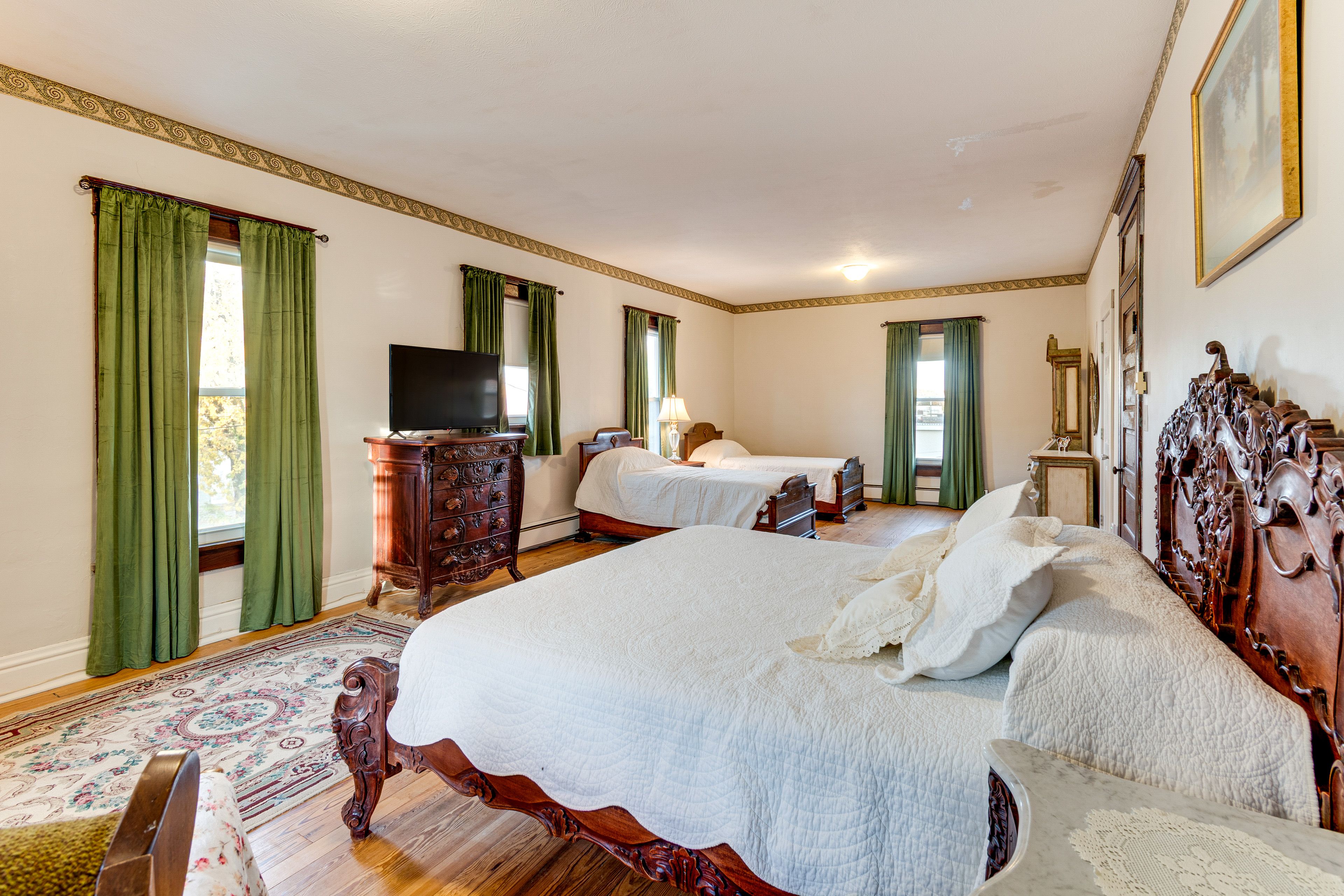 Bedroom 3 | King Bed | 2 Twin Beds | 2nd Floor