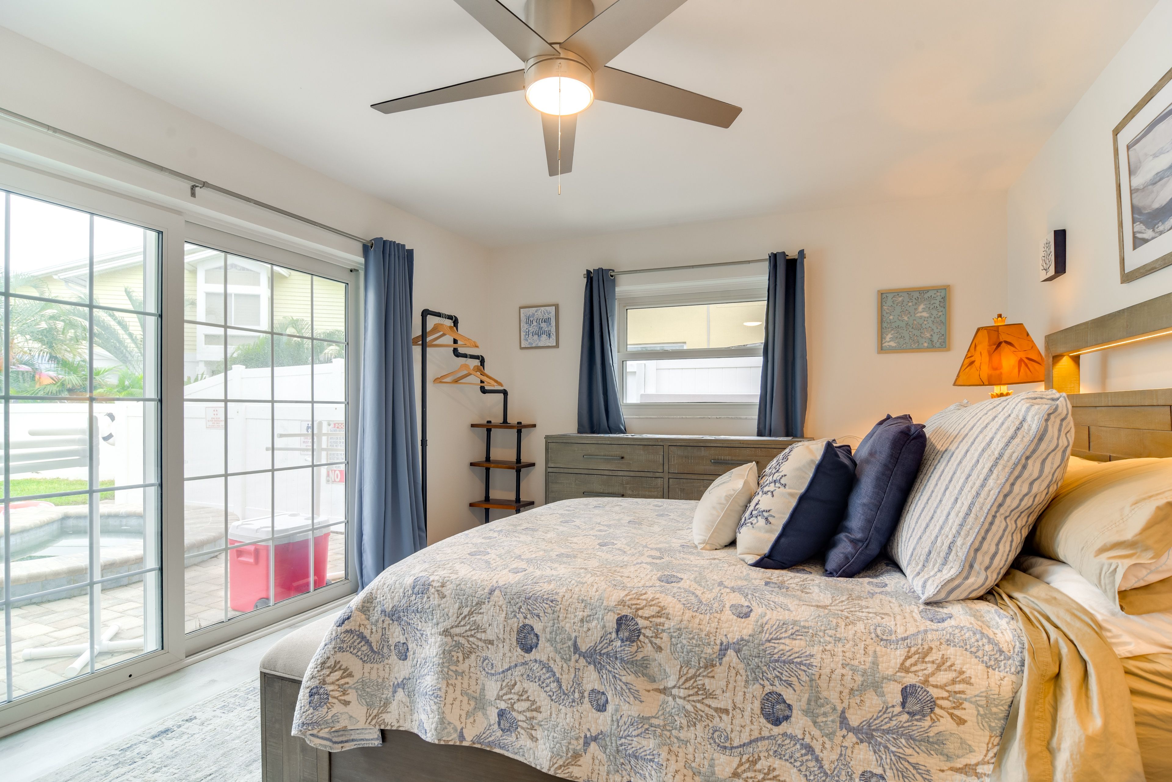 Bedroom 1 | Queen Bed