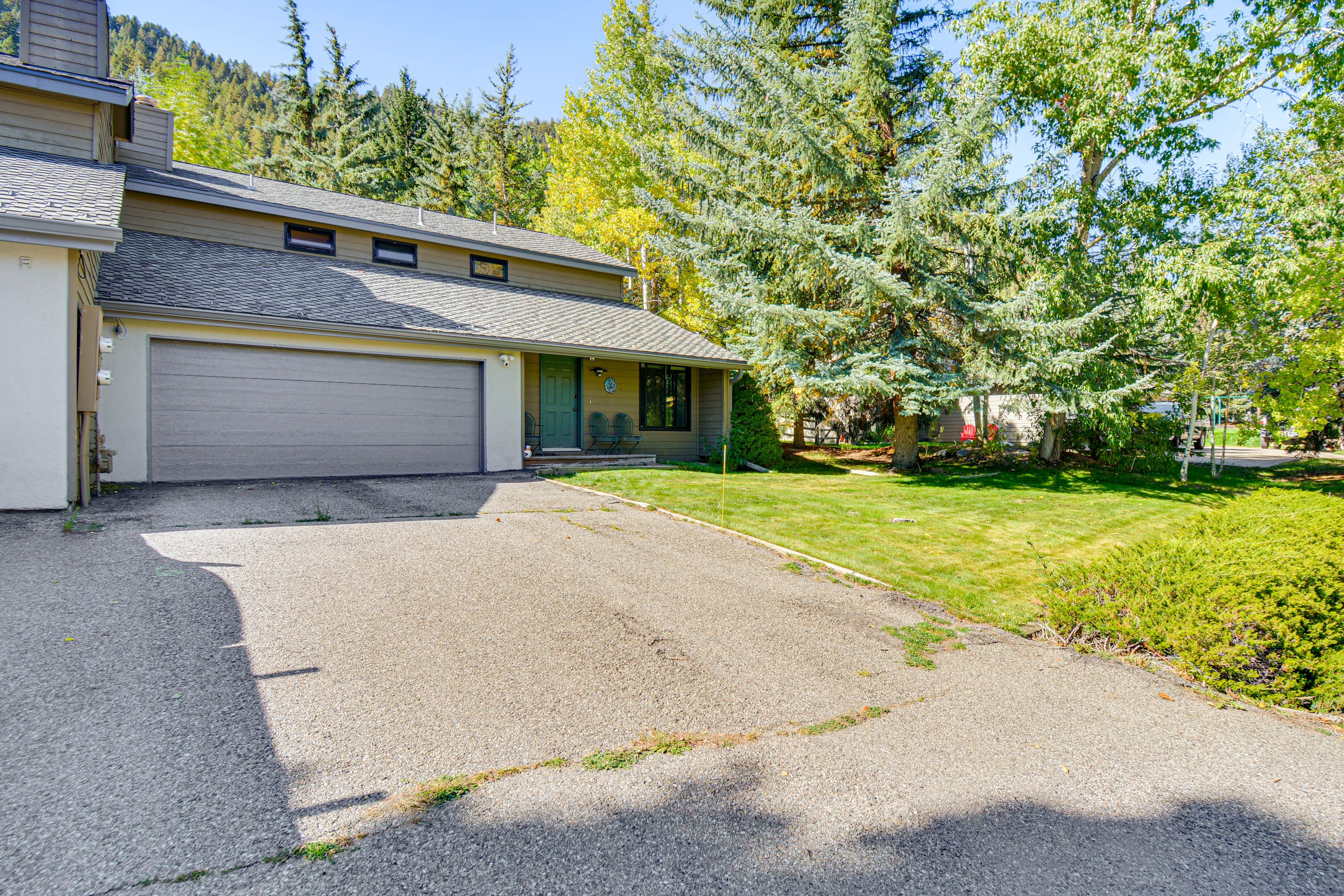 Exterior | Driveway (4 Vehicles)
