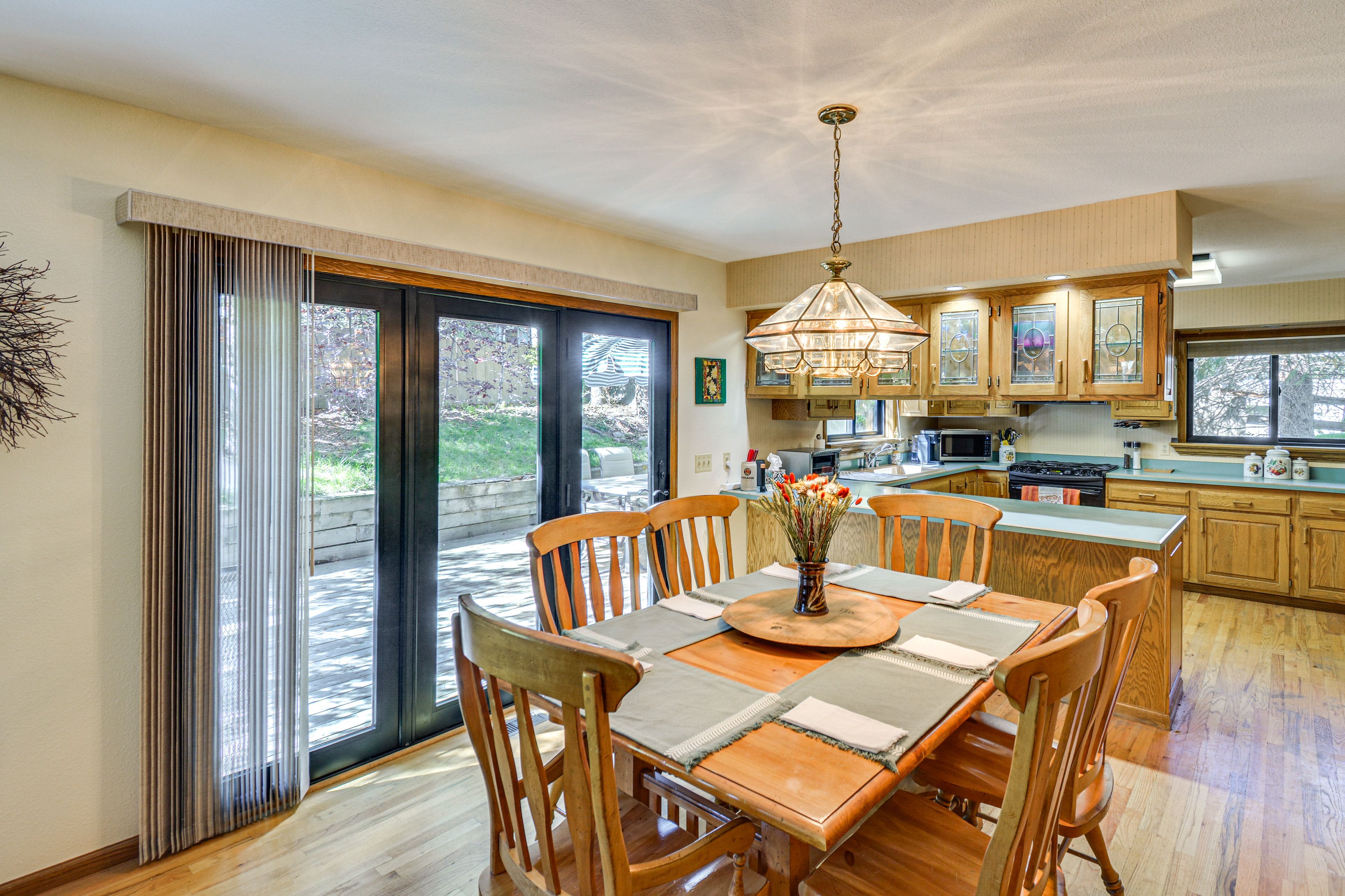 Dining Area | Dishware/Flatware Provided | 1st Floor