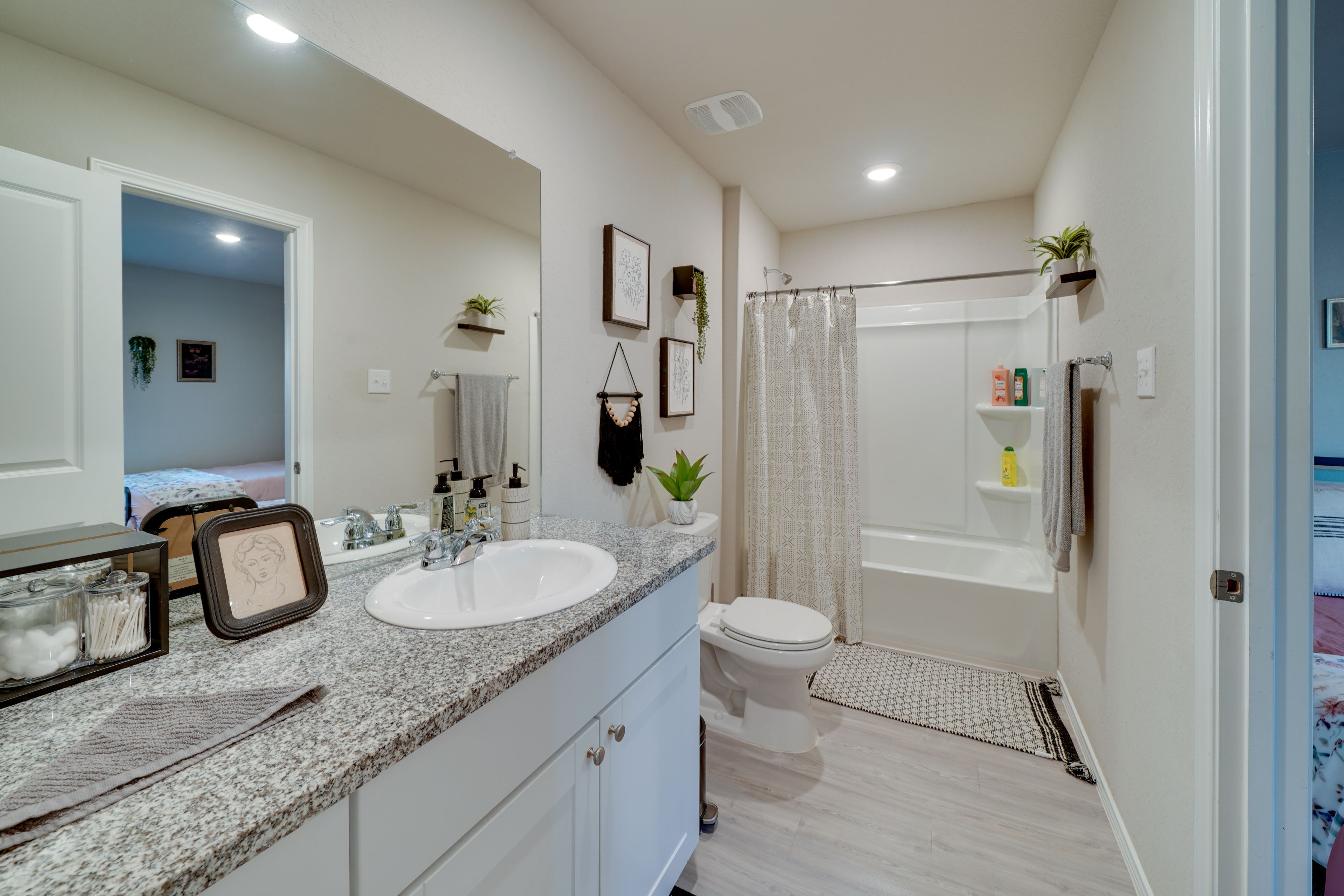 Full Bathroom | Complimentary Toiletries