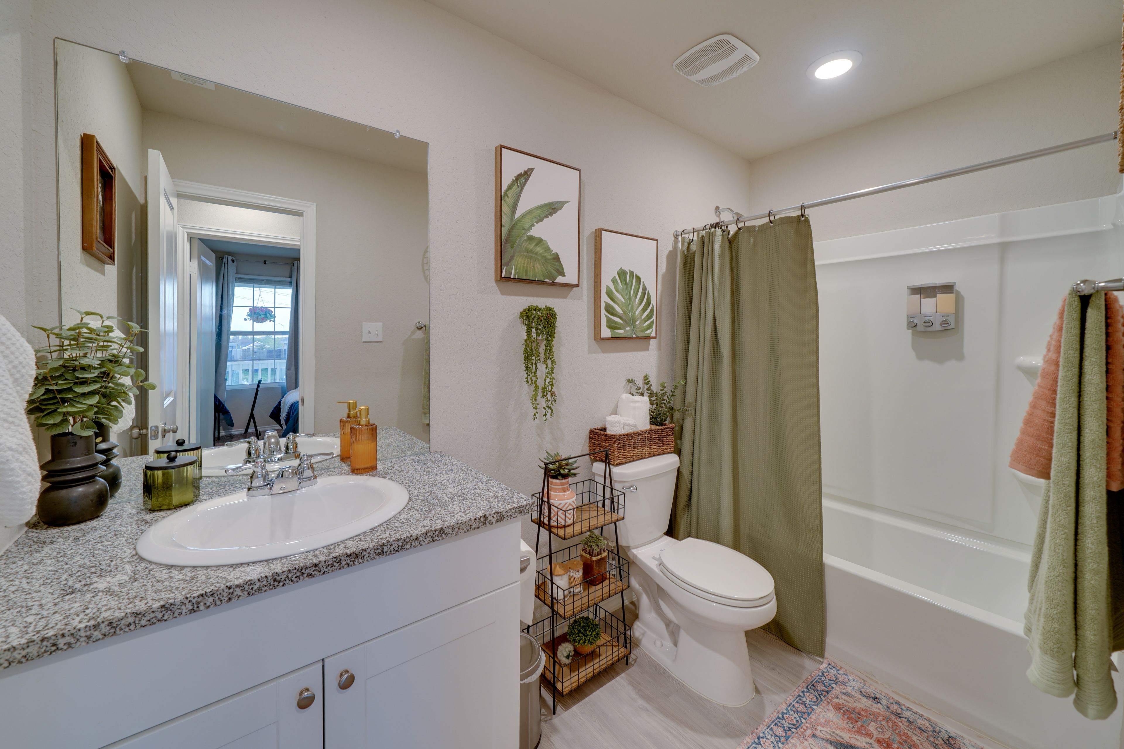 Full Bathroom | Towels Provided