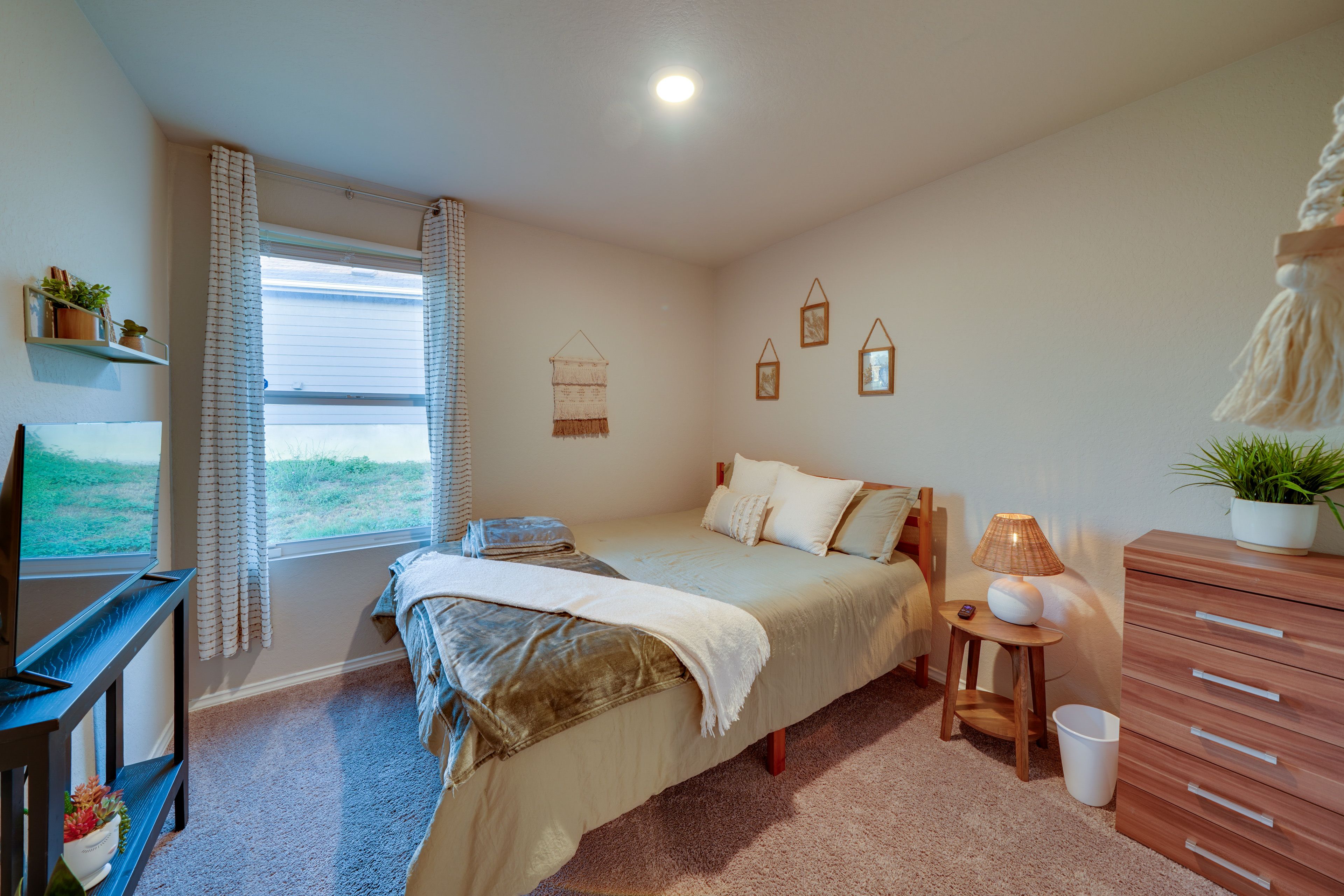 Bedroom 2 | Queen Bed | Smart TV