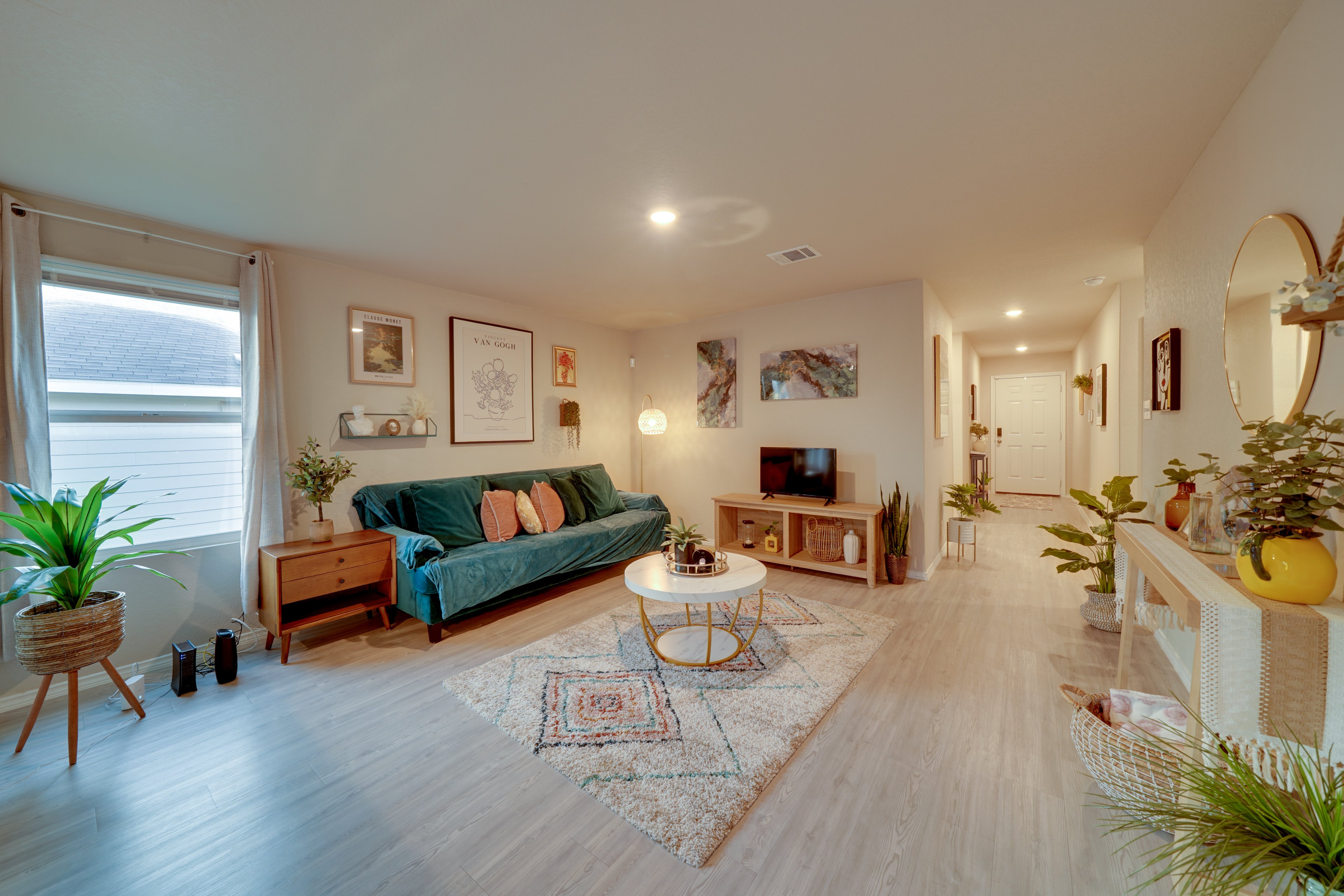 Living Room | Smart TV | Free WiFi | Central A/C & Heating