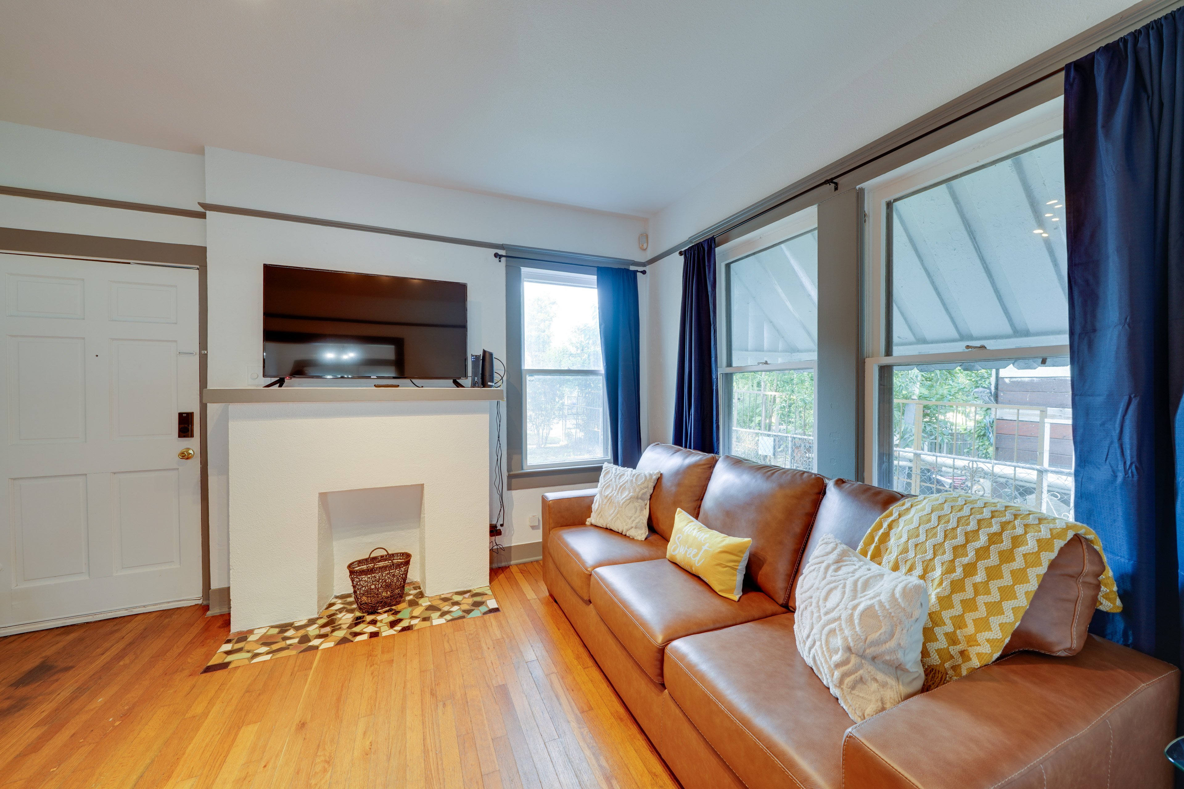 Living Room | Smart TV | Free WiFi