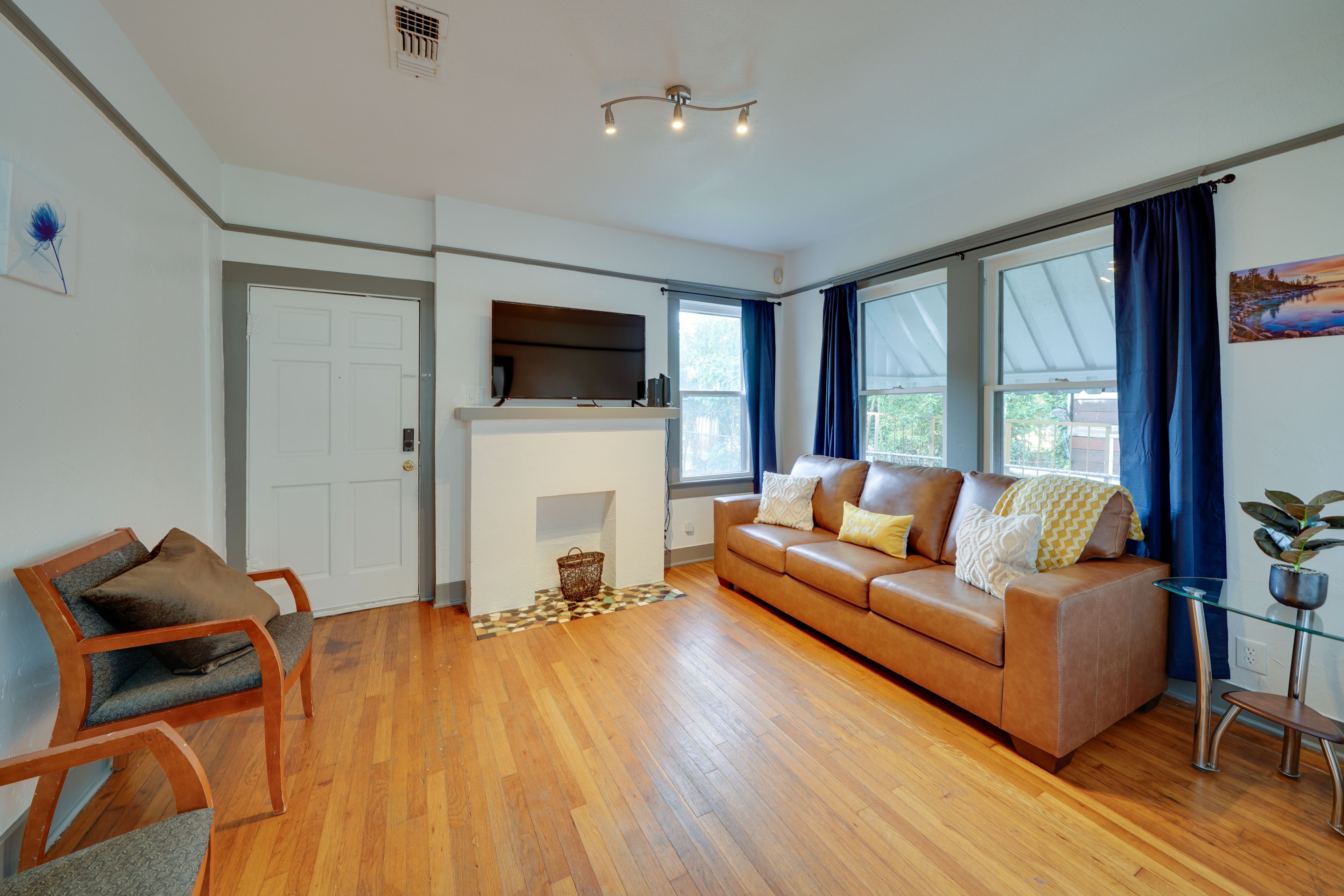 Living Room | Smart TV | Free WiFi
